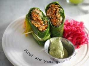 rohköstliche Wraps mit Daikon, Wakame, Avocado, fermentiertem Gemüse und einer Sesam-Wasabi Sauce.