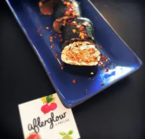 rohes Sushi mit "Reis" aus Mandeln und Kimchi