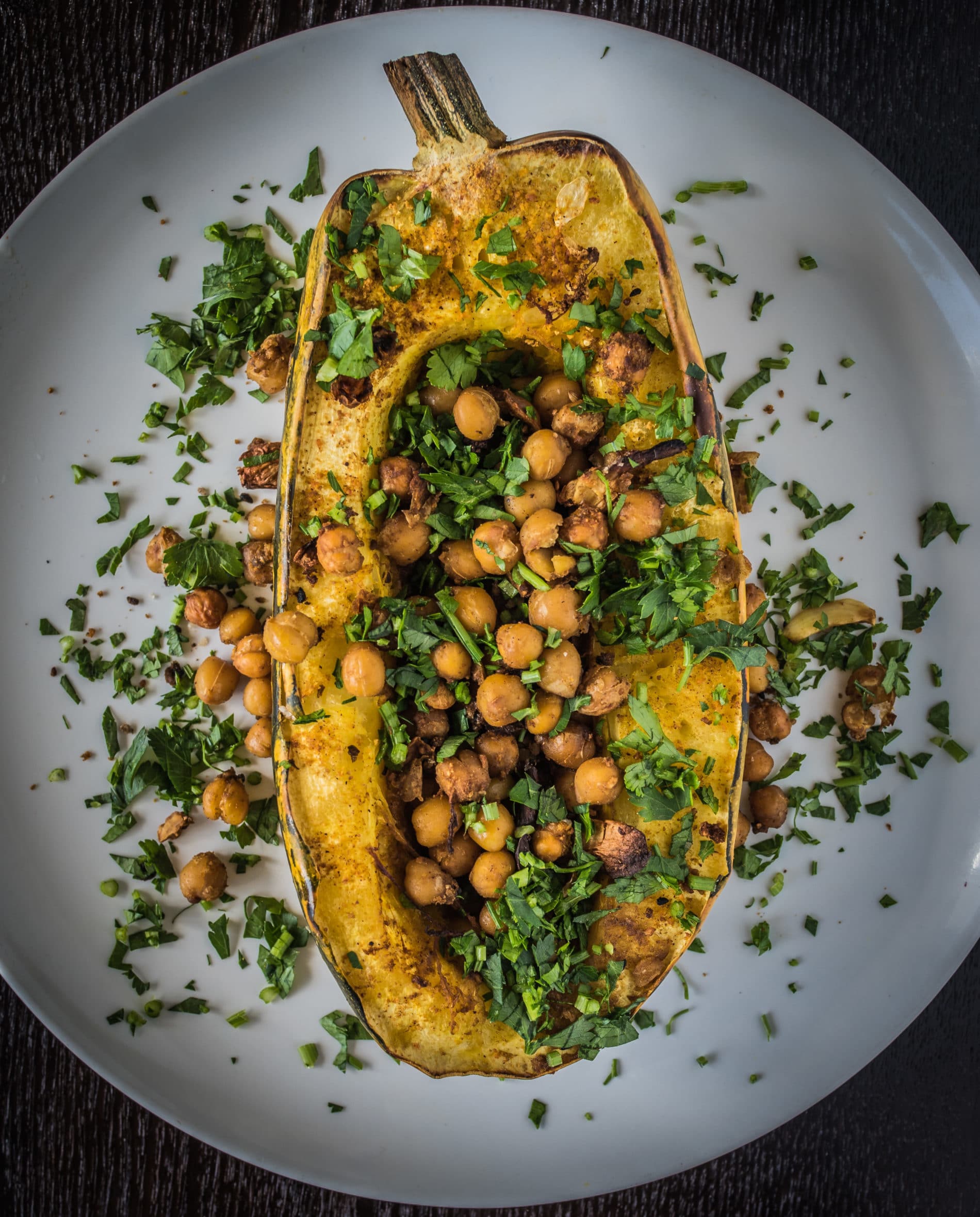 Quick&amp;Easy: Spaghettikürbis mit gerösteten Kichererbsen