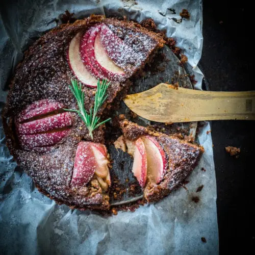 Veganer Apfelkuchen mit Rosmarin und Karamell