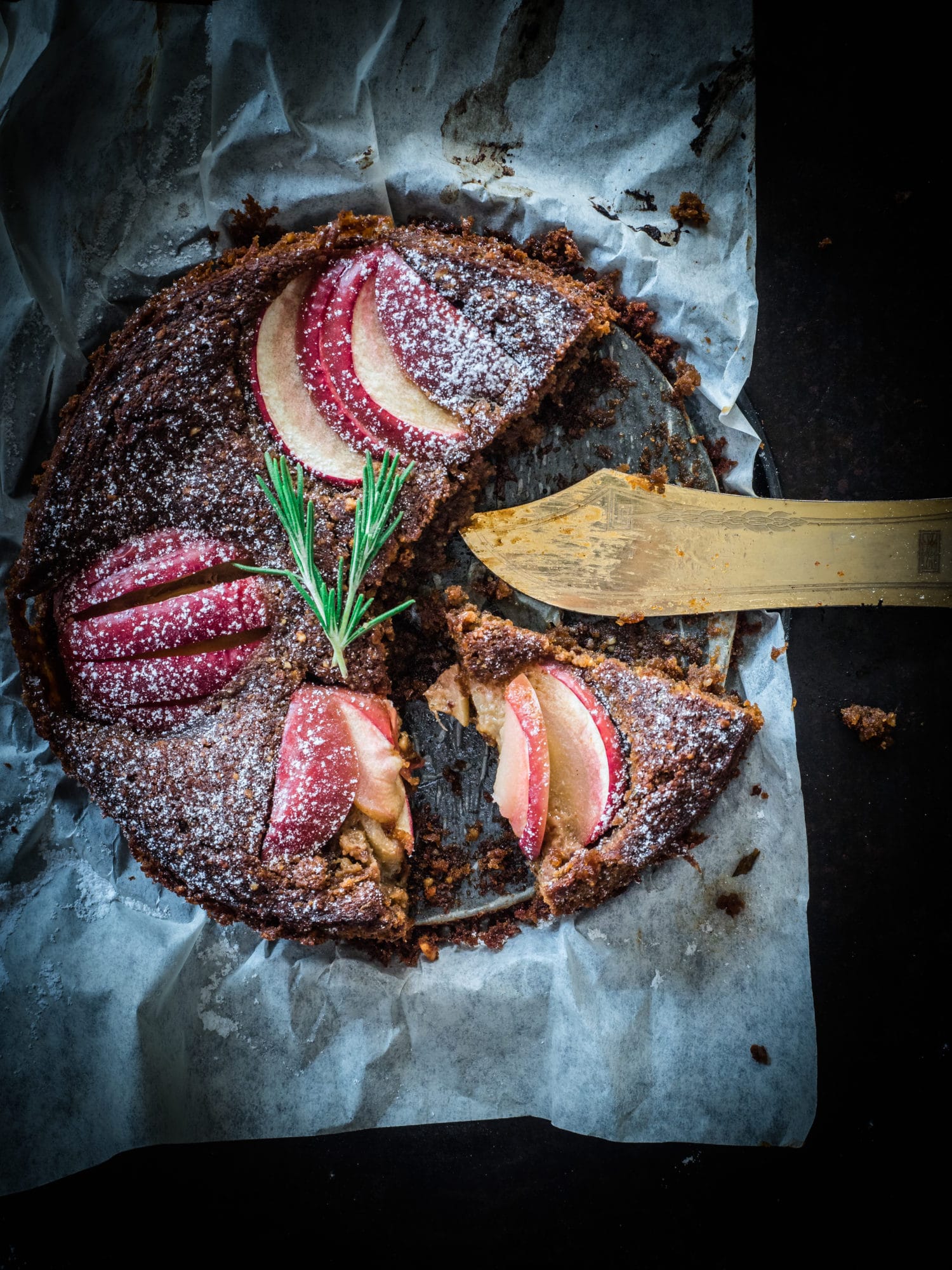 Veganer Apfelkuchen mit Rosmarin und Karamell