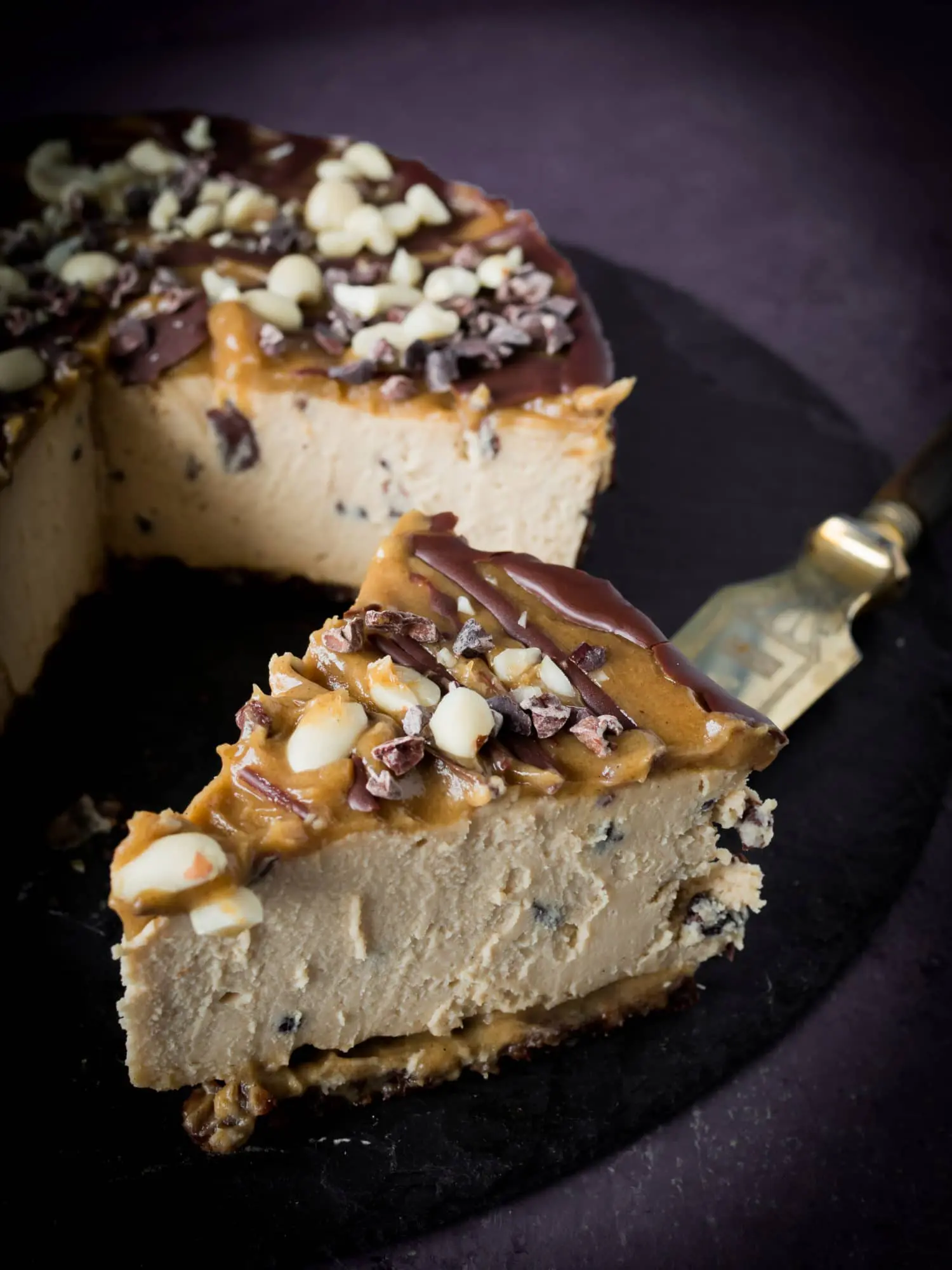 Snickers rawcake Käsekuchen im Anschnitt