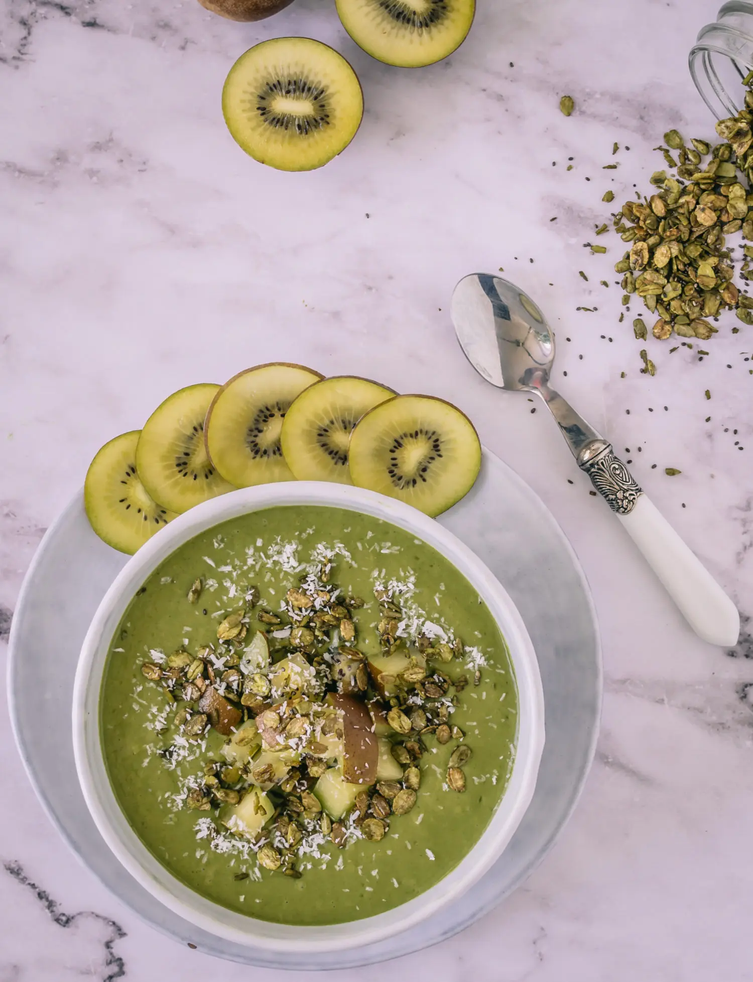  Geröstete Matcha Müesli Bowl mit Zespri Sun Gold Kiwis