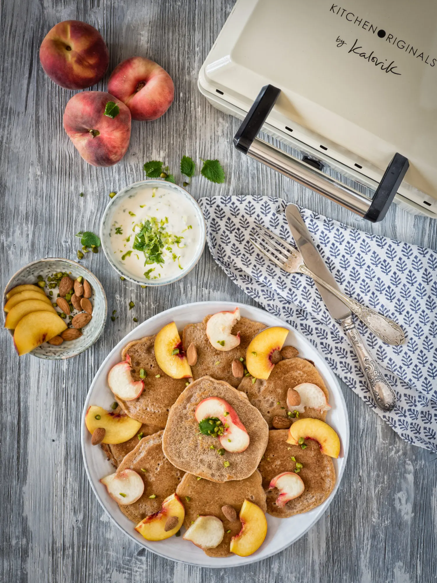 Vegane "Buttermilch" Pancakes mit Pfirsich und Zitronenmelissen Joghurt aus dem Efbe Gourmet Chef