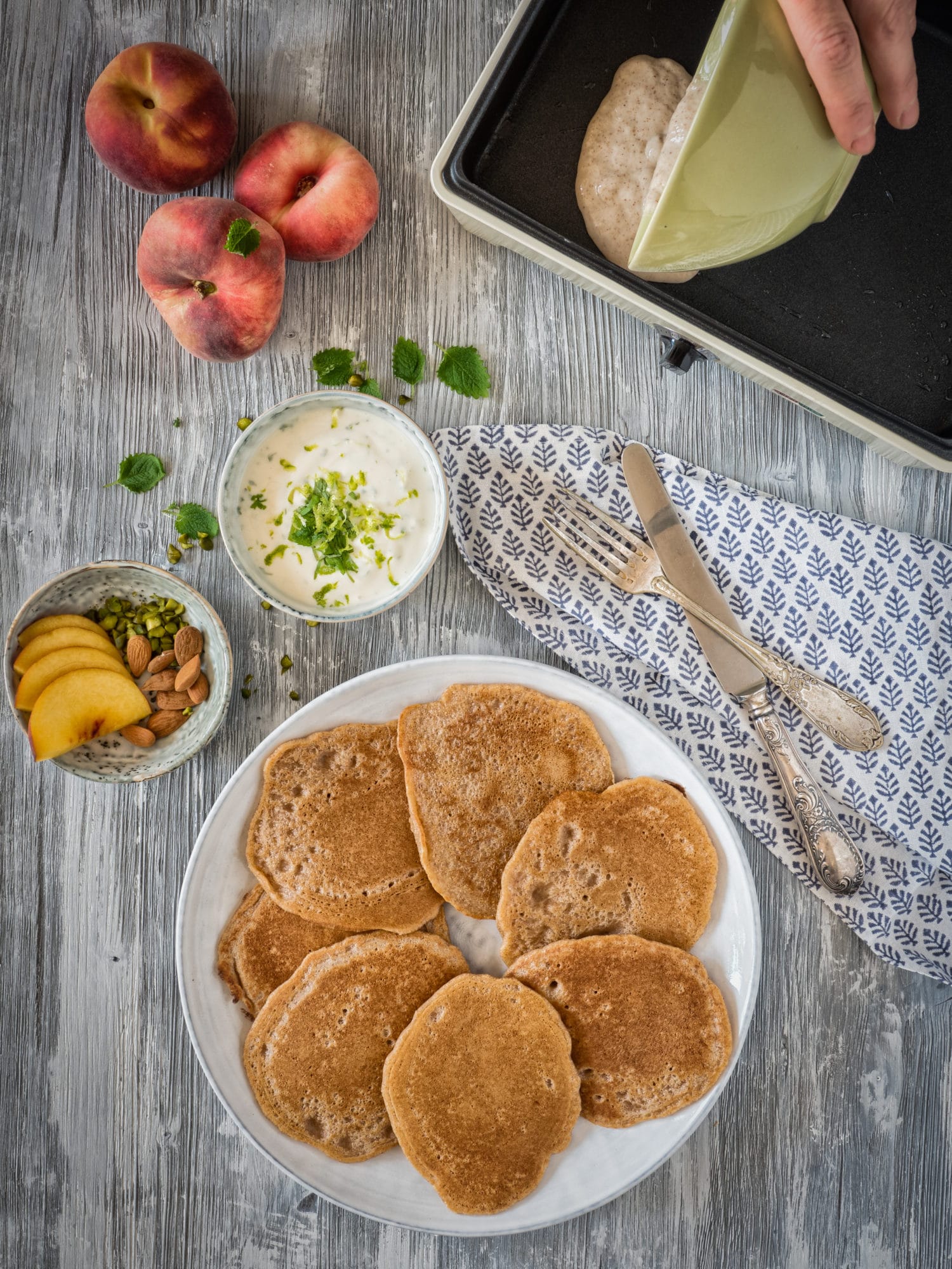 Vegane "Buttermilch" Pancakes mit Pfirsich und Zitronenmelissen Joghurt aus dem Efbe Gourmet Chef