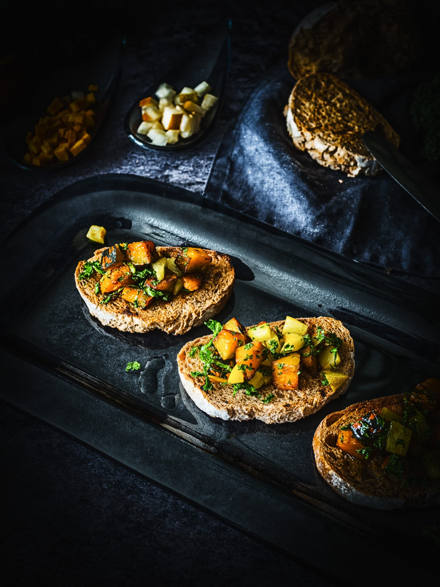 Halloween mit Leonardo: Herbstliches Kürbis Bruschetta mit Birne und Grünkohl