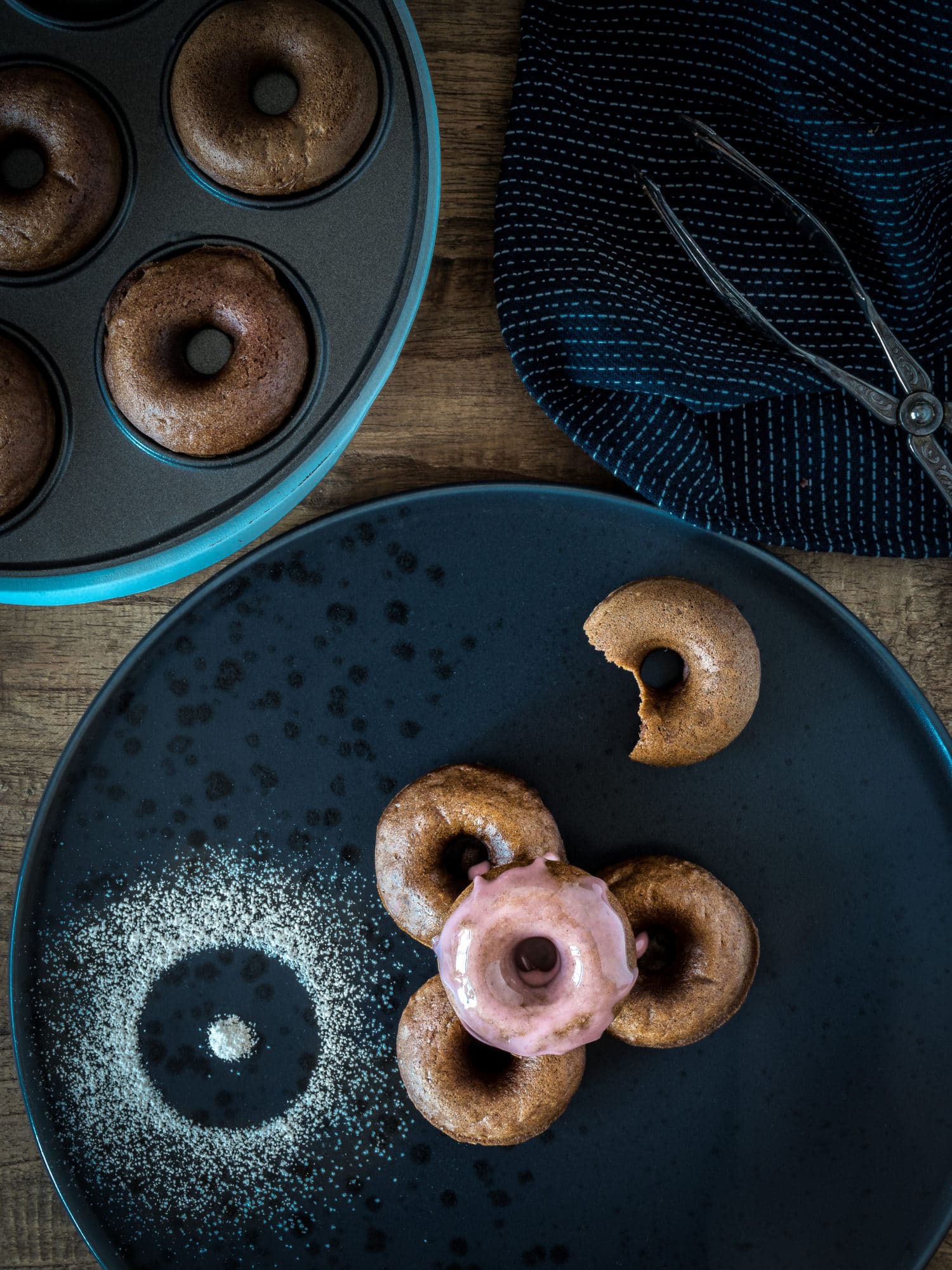 Weihnachtliche Dinkel Donuts mit Zimt und Glühwein Glasur