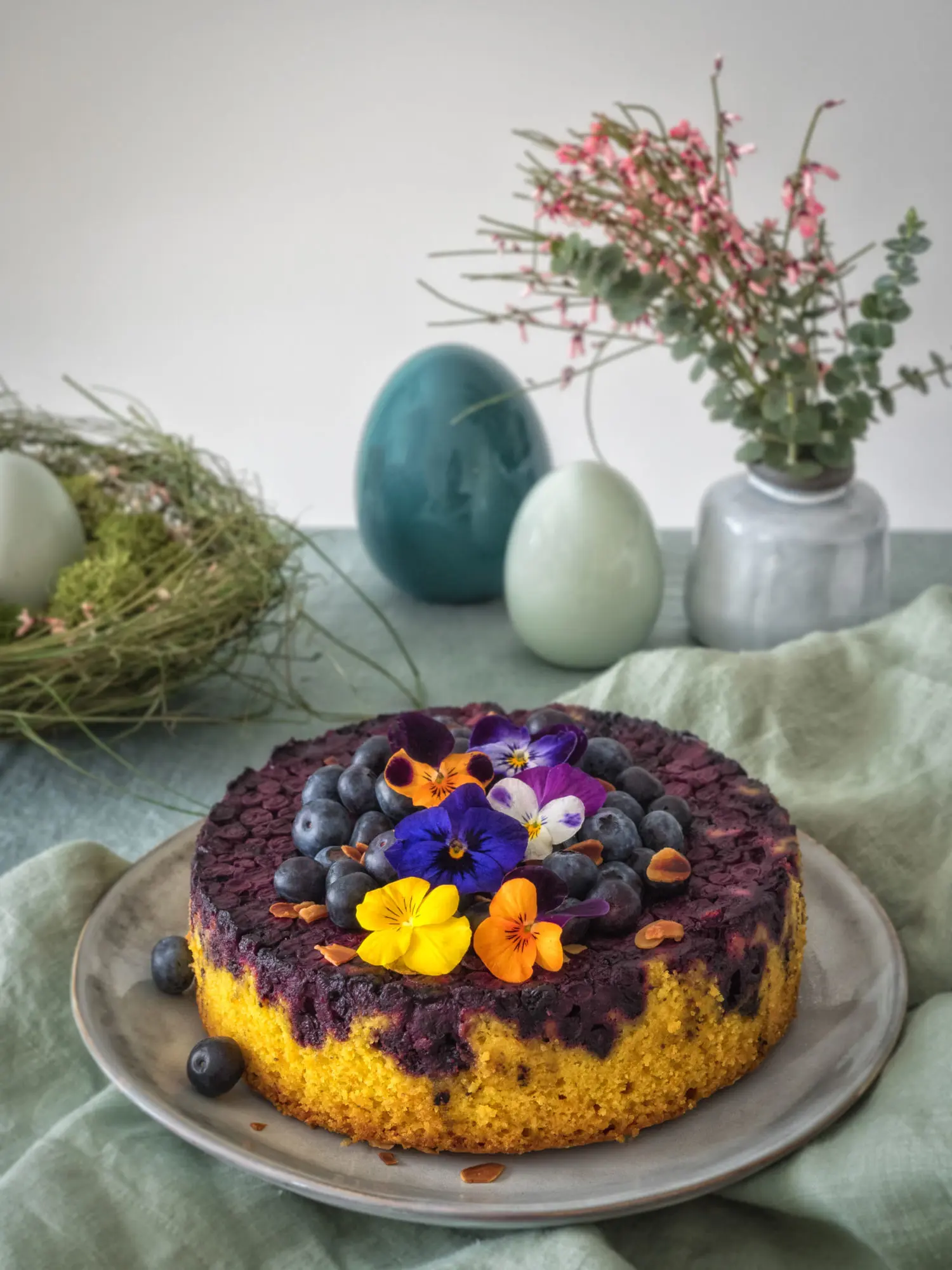 Kurkuma Kuchen mit Blaubeeren und Leonardo Osterdeko