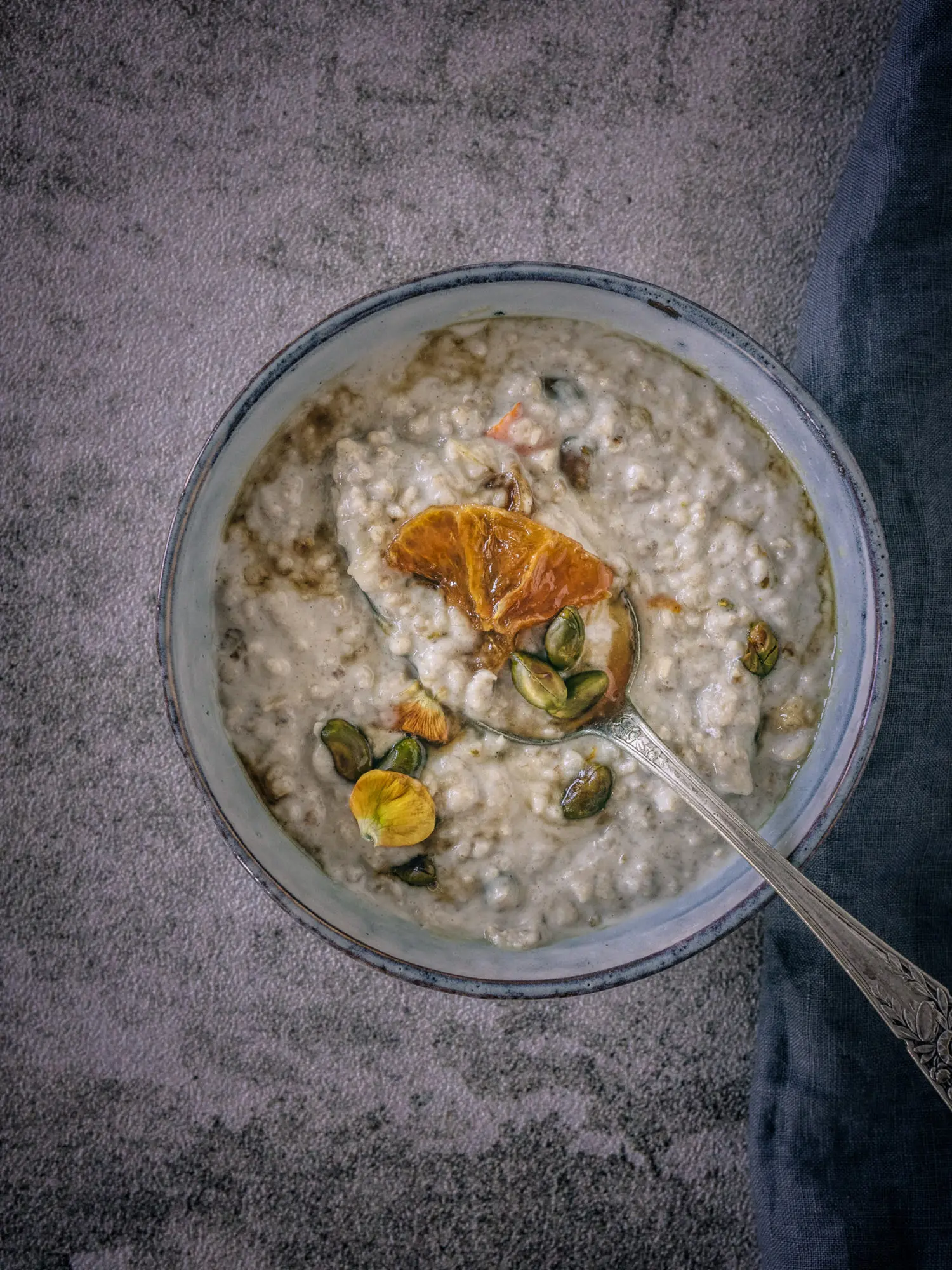 Tahine Porridge auf dem Löffel