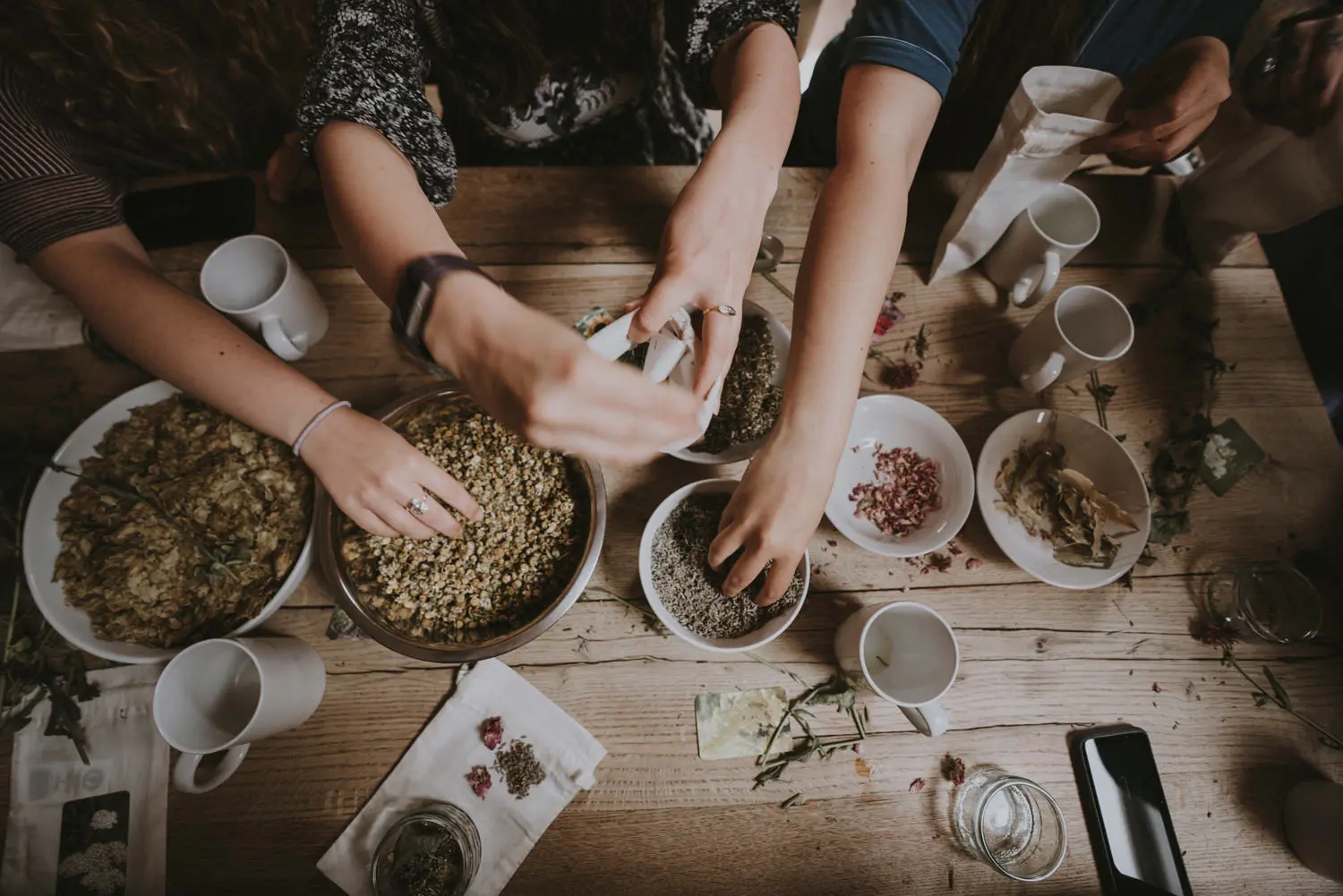 Ayurveda Gewürze auf Tisch 