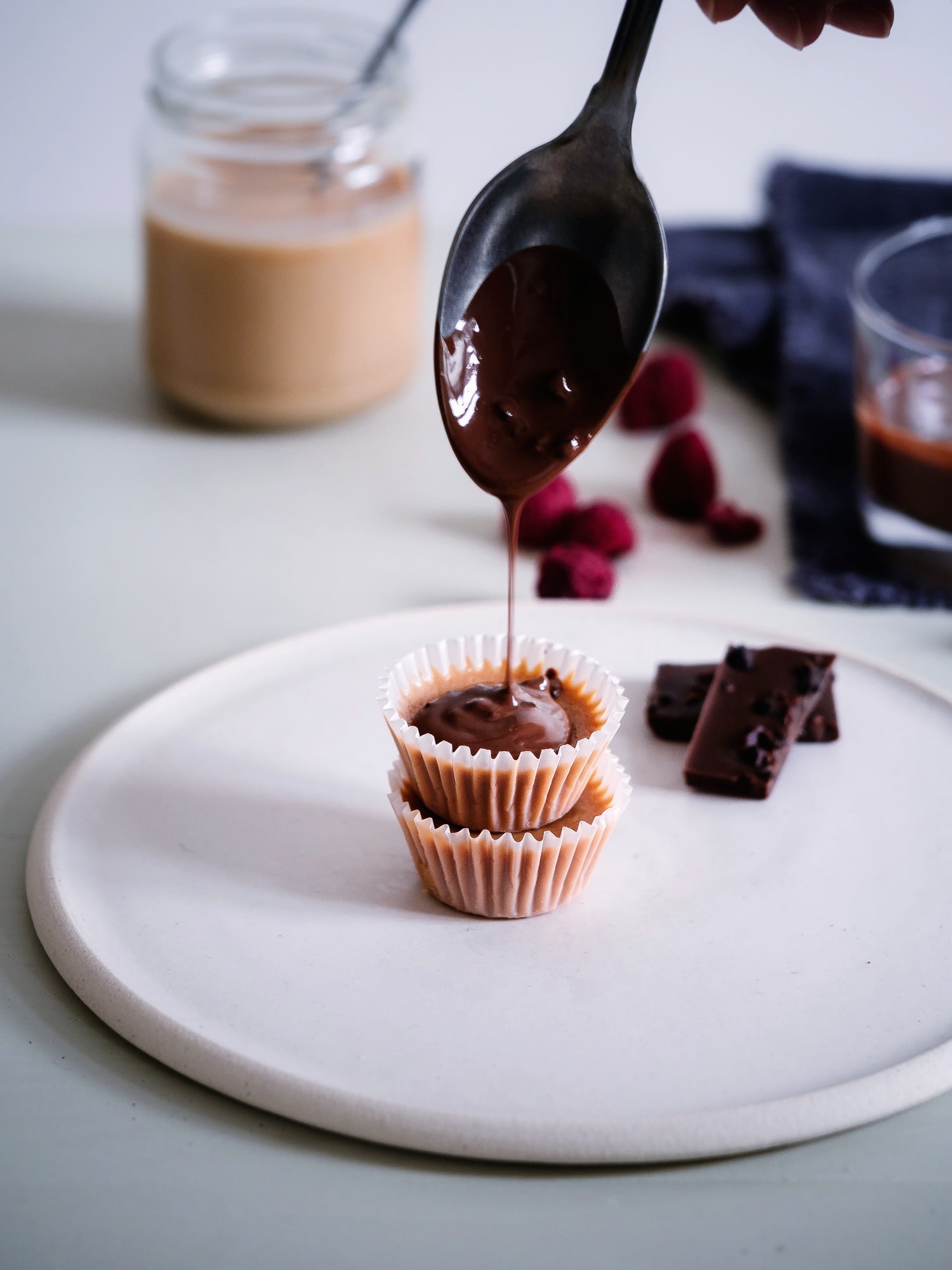 Zuckerfreie Erdnussbutter Cups mit schokolade vom Löffel