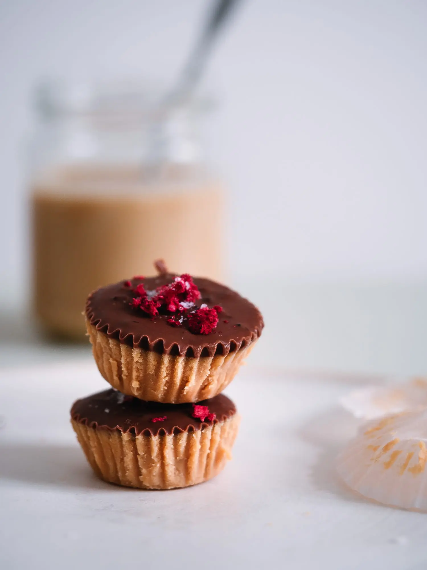 fertige zuckerfreie Erdnussbutter Cups mit Himbeeren und Steinsalz