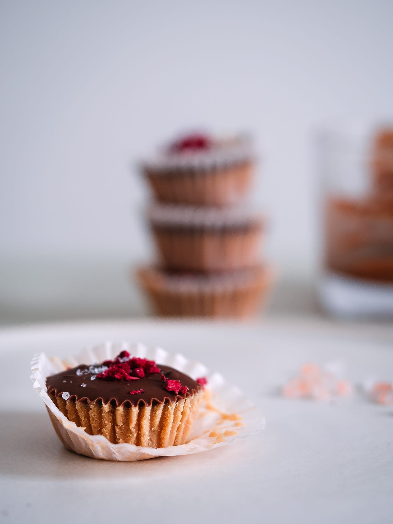 Zuckerfreie Erdnussbutter Cups mit getrockneten Himbeeren und Steinsalz