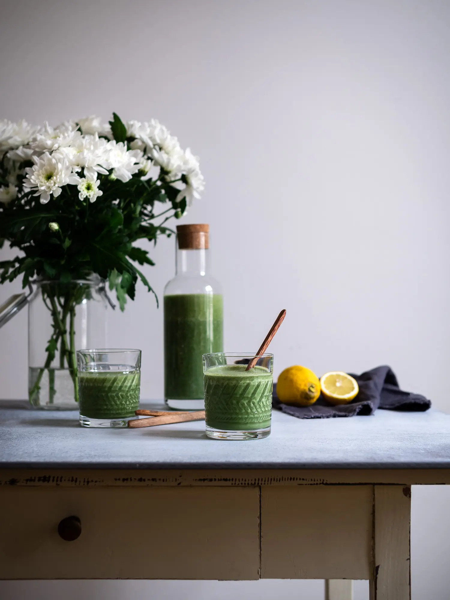 Grüner Spirulina Smoothie auf Tisch 