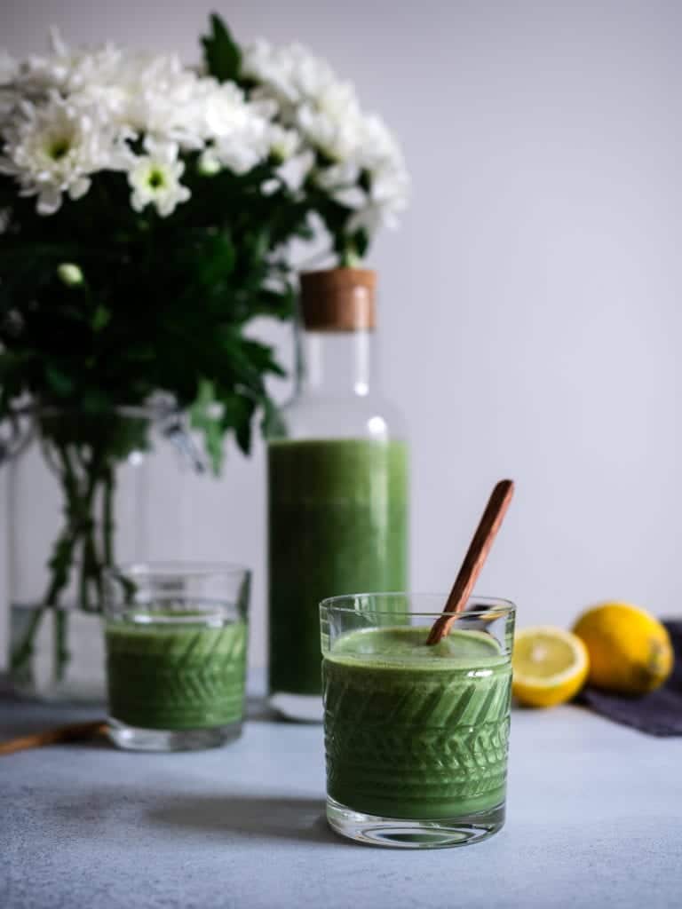 Spirulina Smoothie in Flasche und Glas