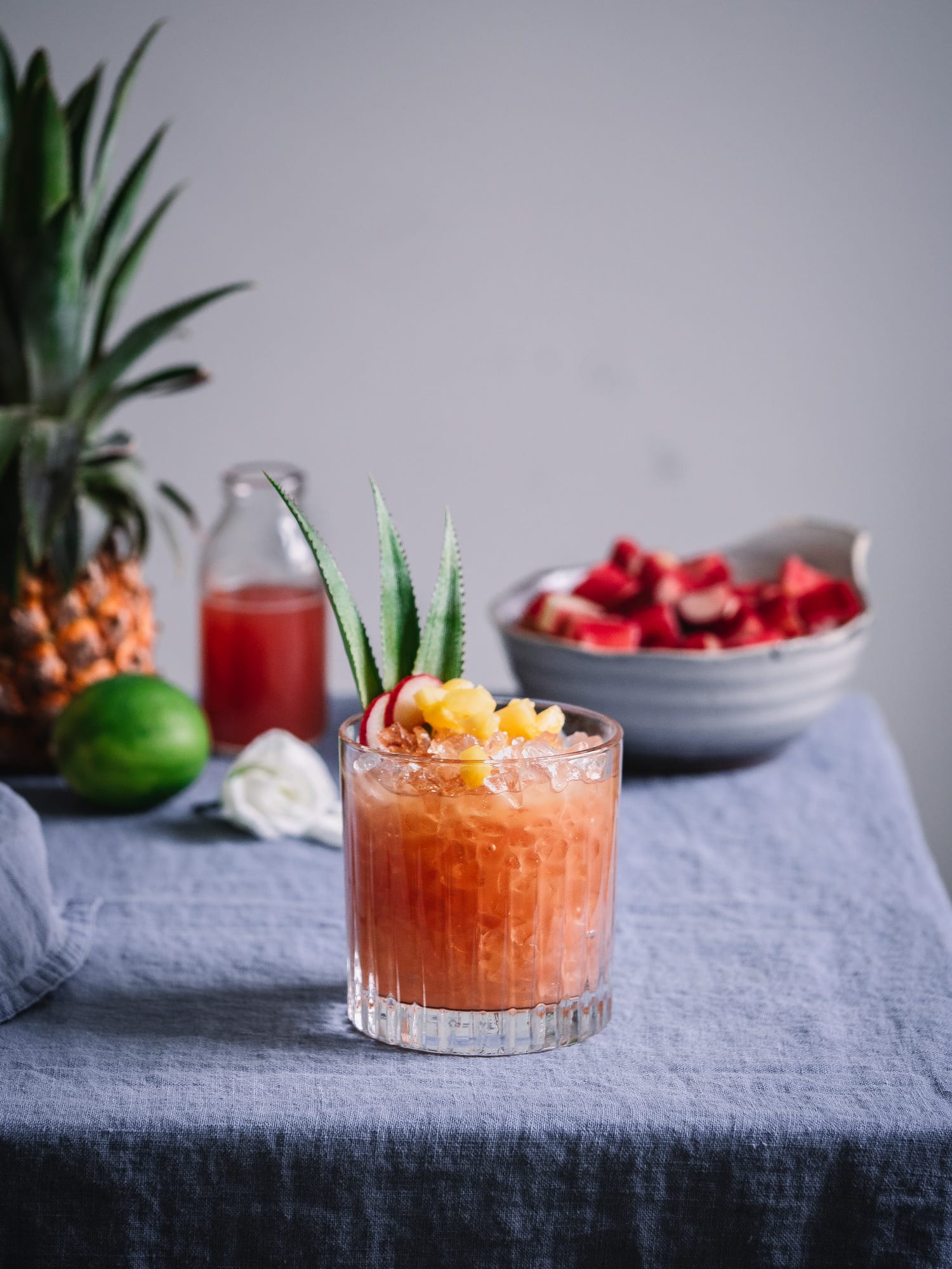 Rhabarbersirup, Ananas und Rum Cocktail im Glas.