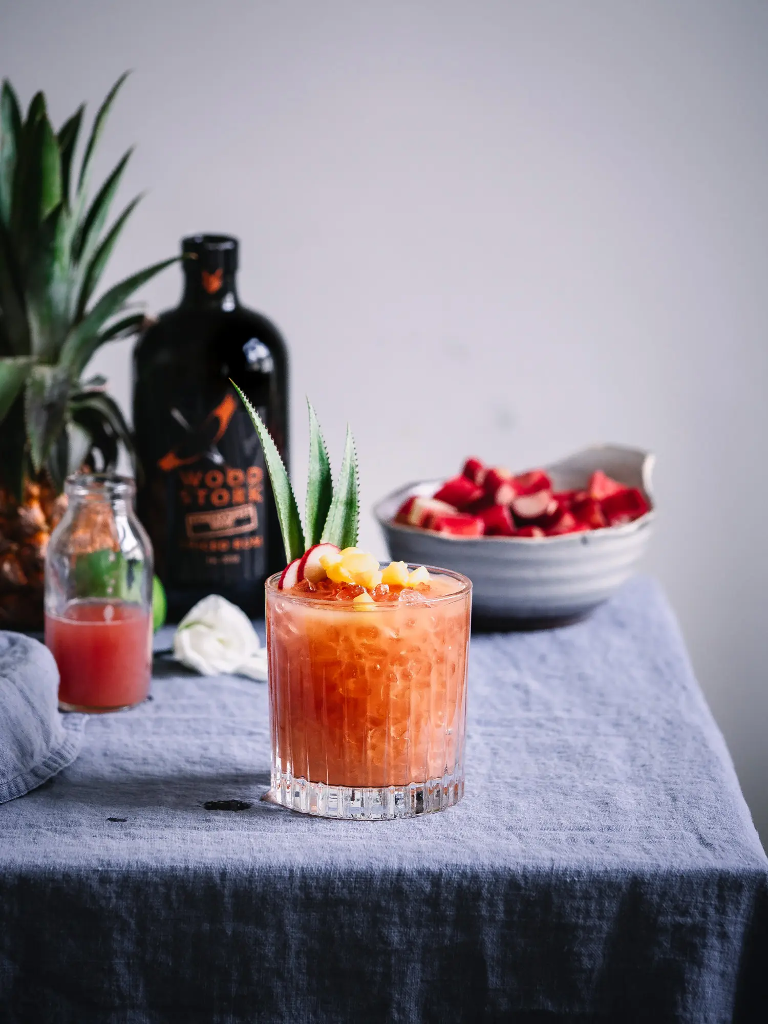 Rum Cocktail mit Rhabarbersirup