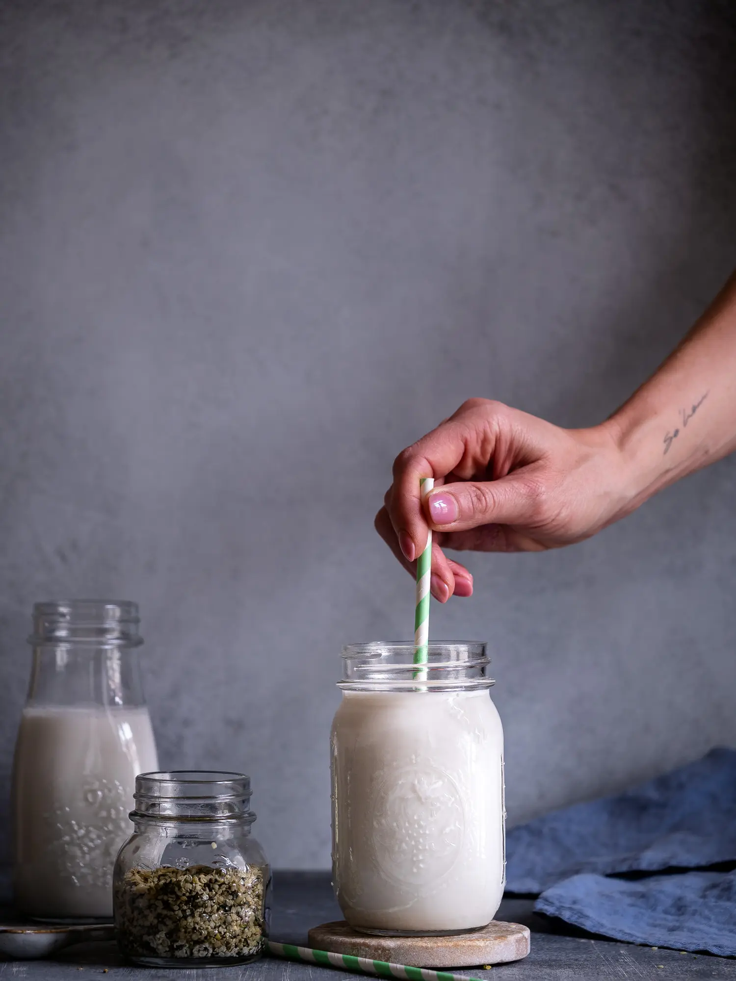 Hanfmilch im Glas. Rezept für pflanzliche Milch