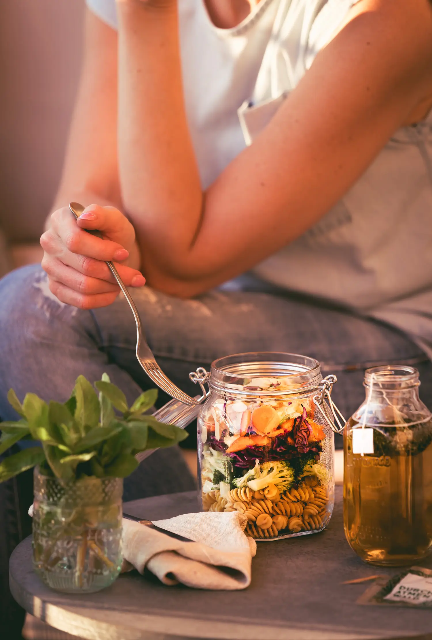 Veganer Nudelsalat und Tee für die Mittagspause