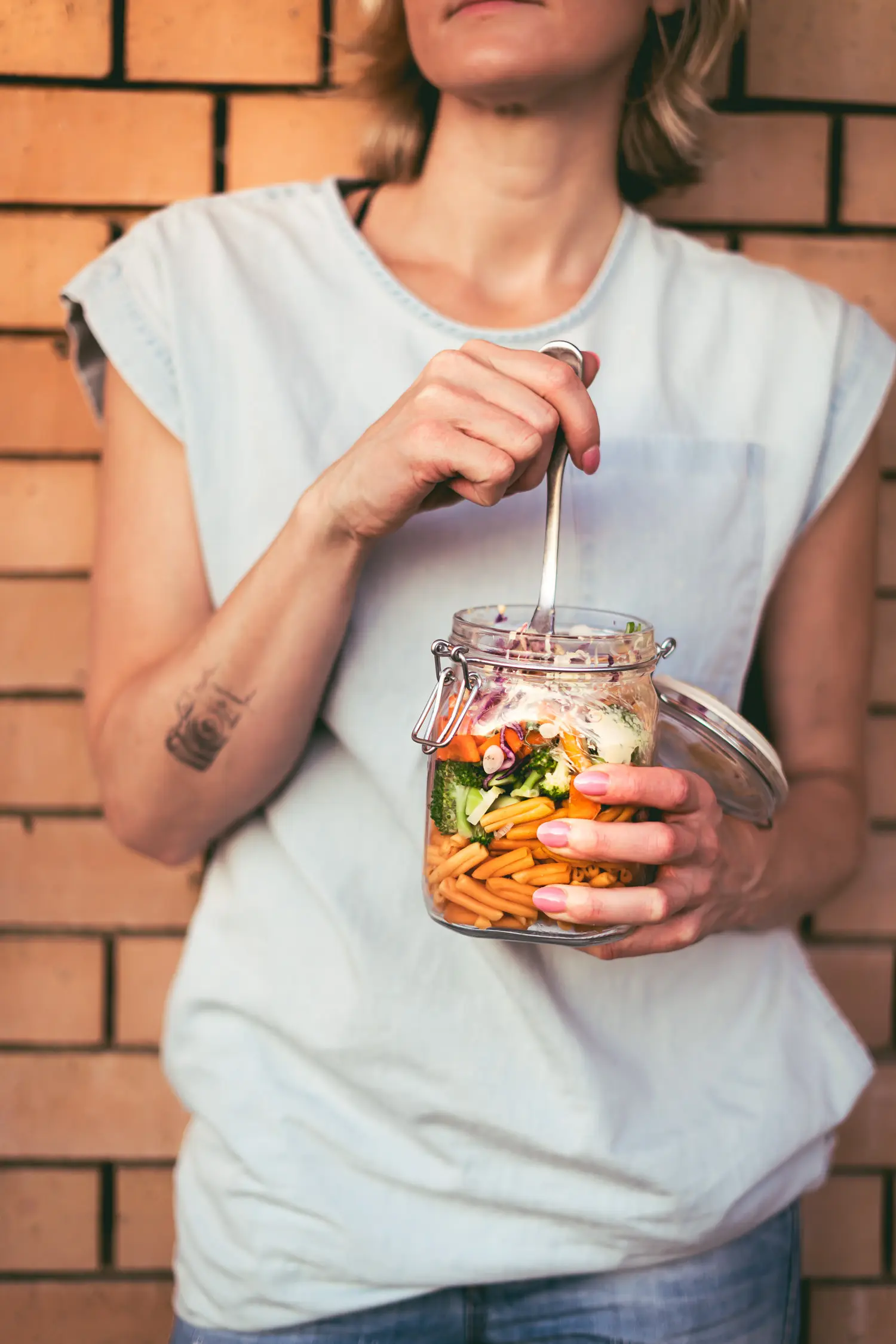 veganer nudelsalat im Glas zum mitnehmen 