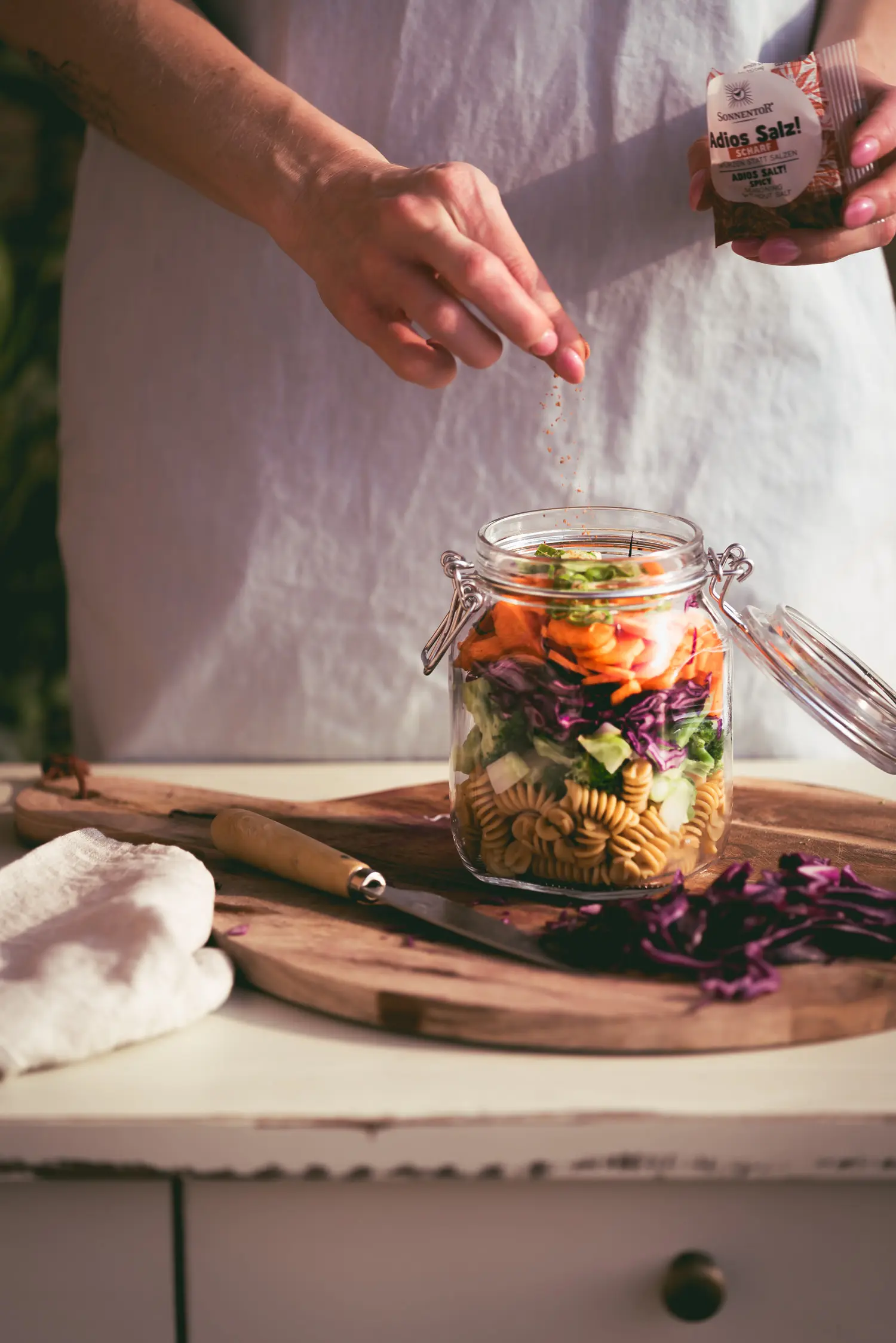 Veganer Nudelsalat im Glas zum mitnehmen mit Gewürzmischung