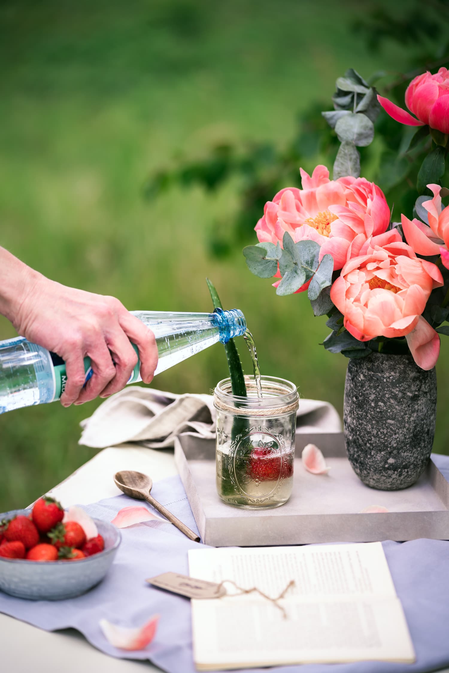 Aloe Vera Saft mit Mineralwasser, Erdbeeren und Gurke. 