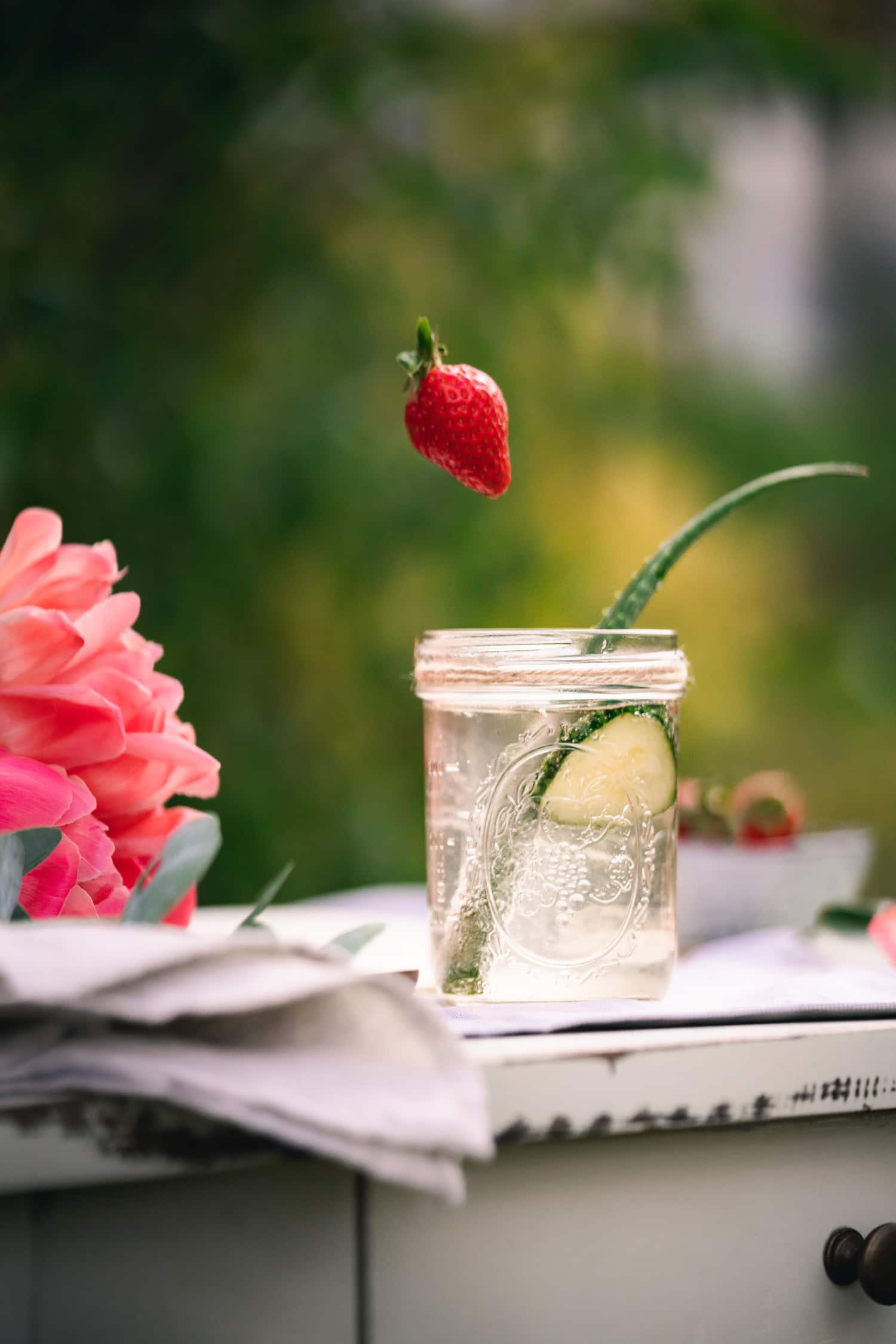 Erdbeere fällt in Aloe Vera Saft