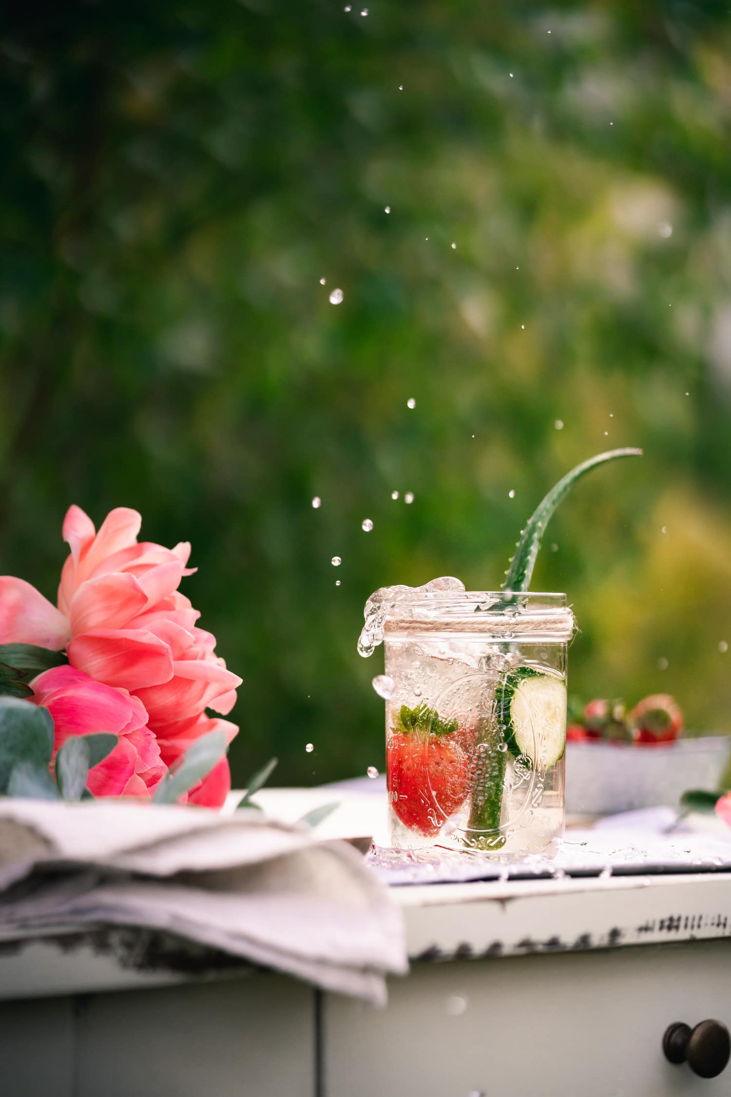 Wasser mit Geschmack: Aloe Vera Saft, Erdbeeren und Gurke 