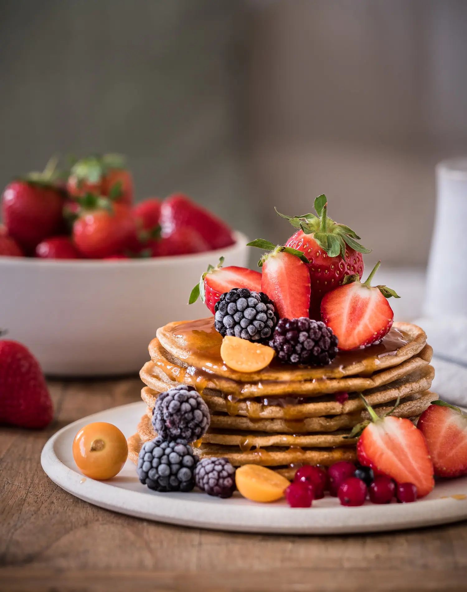 Turm aus veganen Protein Pancakes