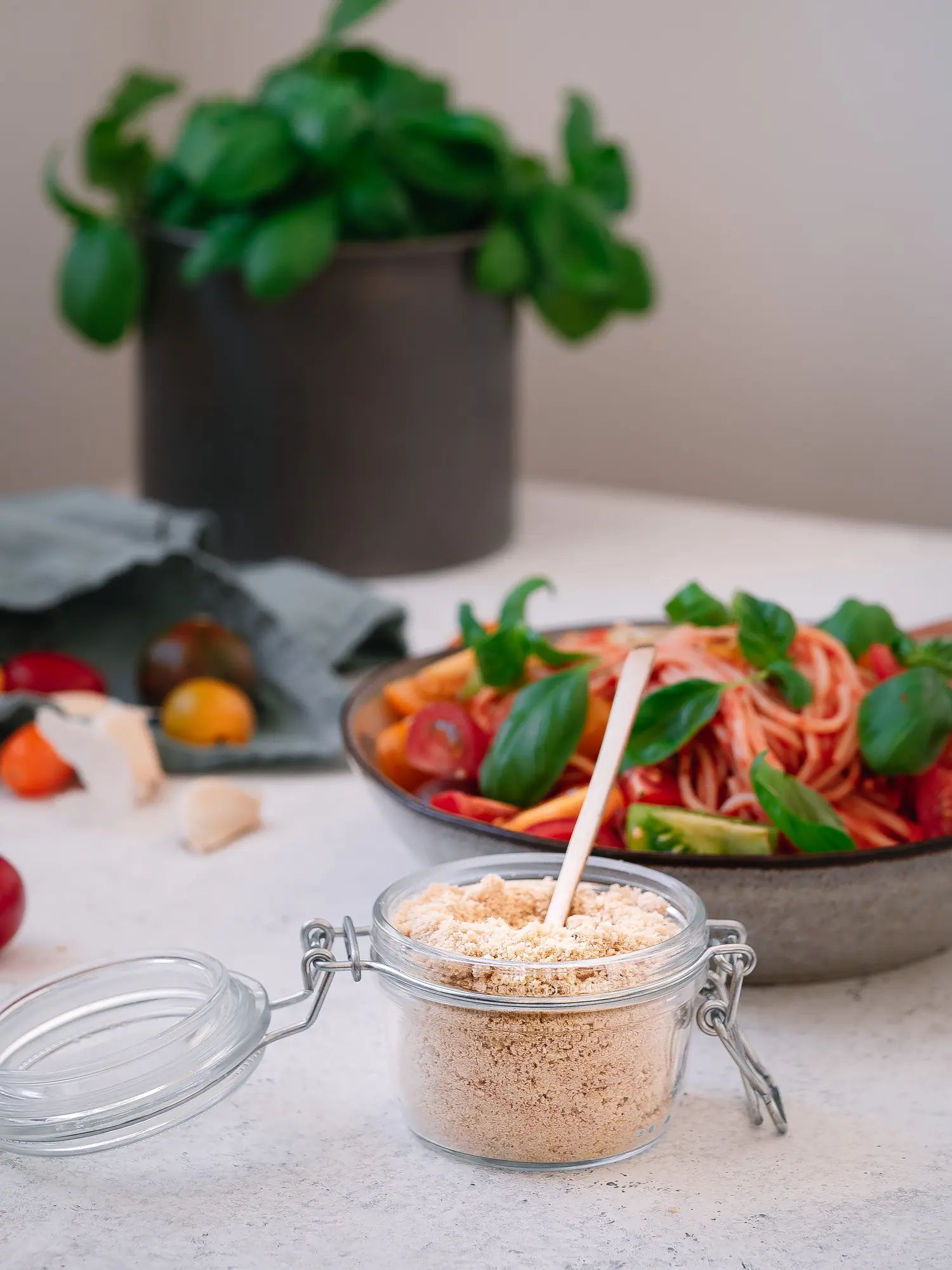 veganer Parmesan im Glas 