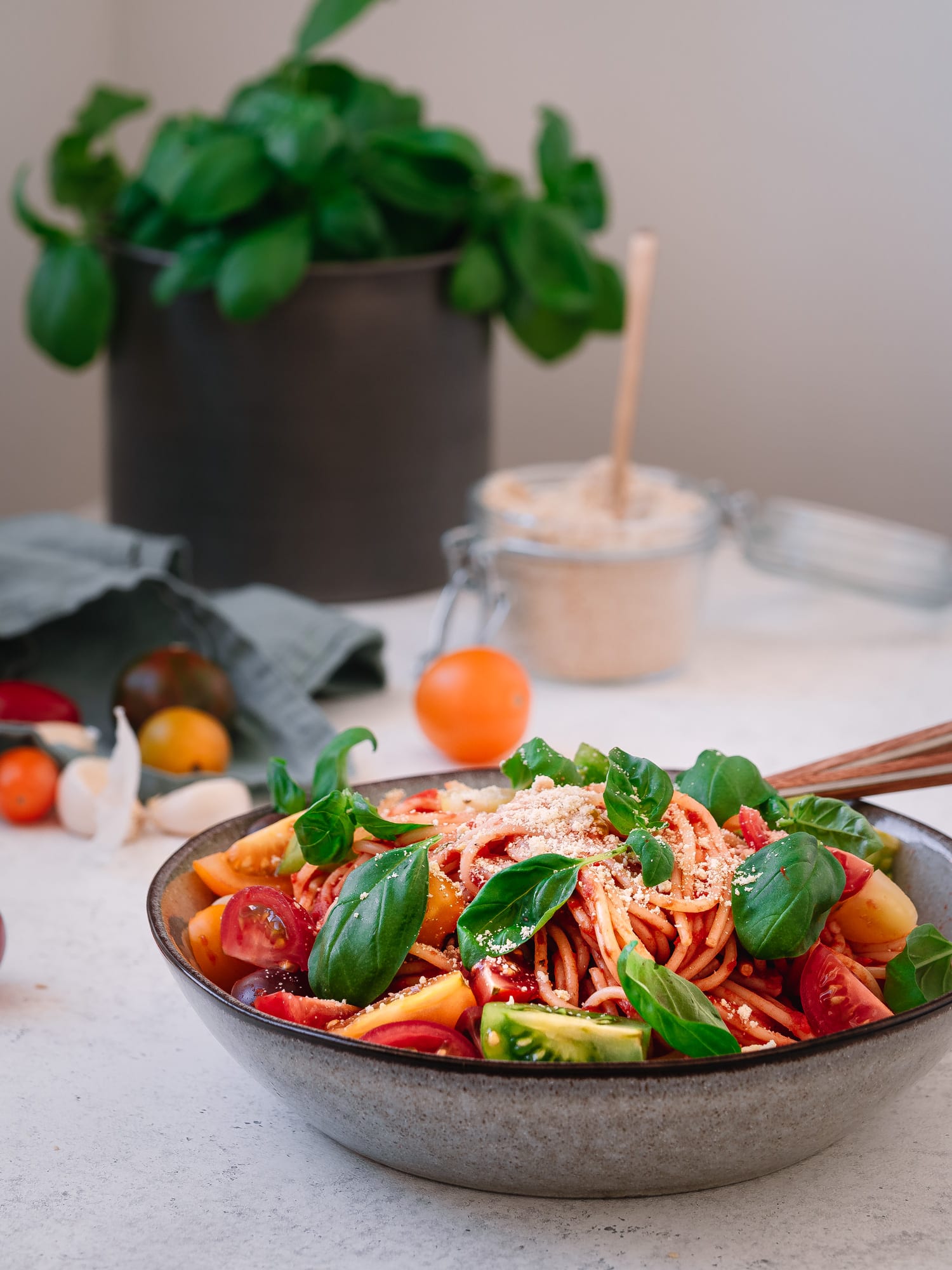 Veganer Parmesan auf Pasta mit Tomatensauce