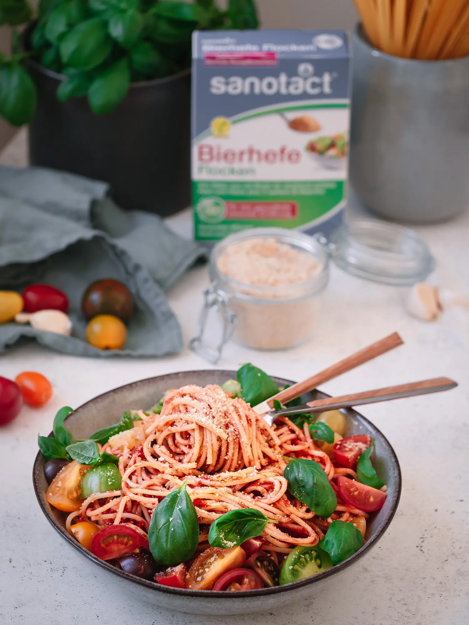 Teller voll Pasta mit veganem Parmesan