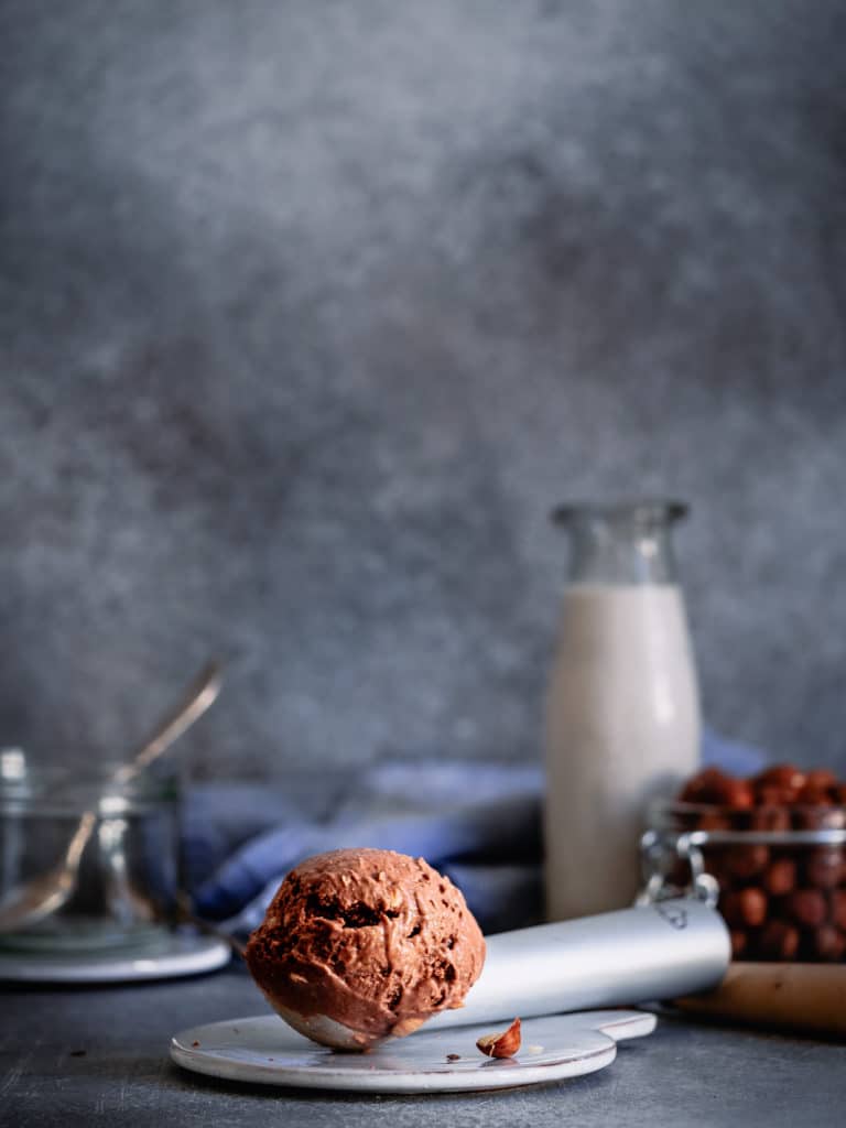 Veganes Schokoladeneis im Portionierer @happymoodfood