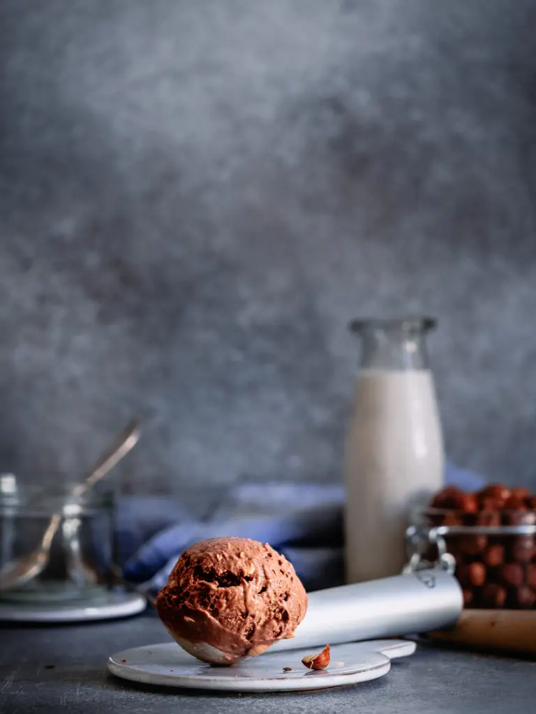 Veganes Schokoladeneis im Portionierer @happymoodfood