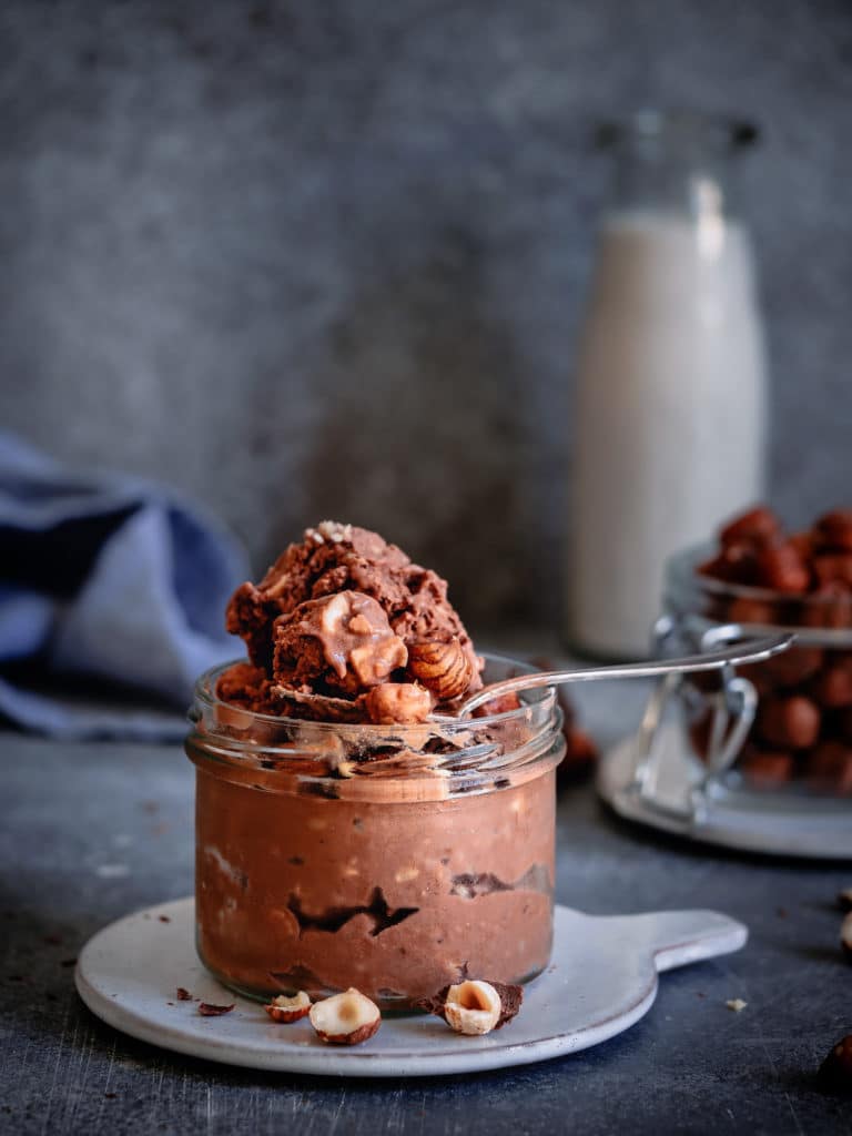 veganes Schokoladeneis mit Haselnüssen im Glas @happy.mood.food