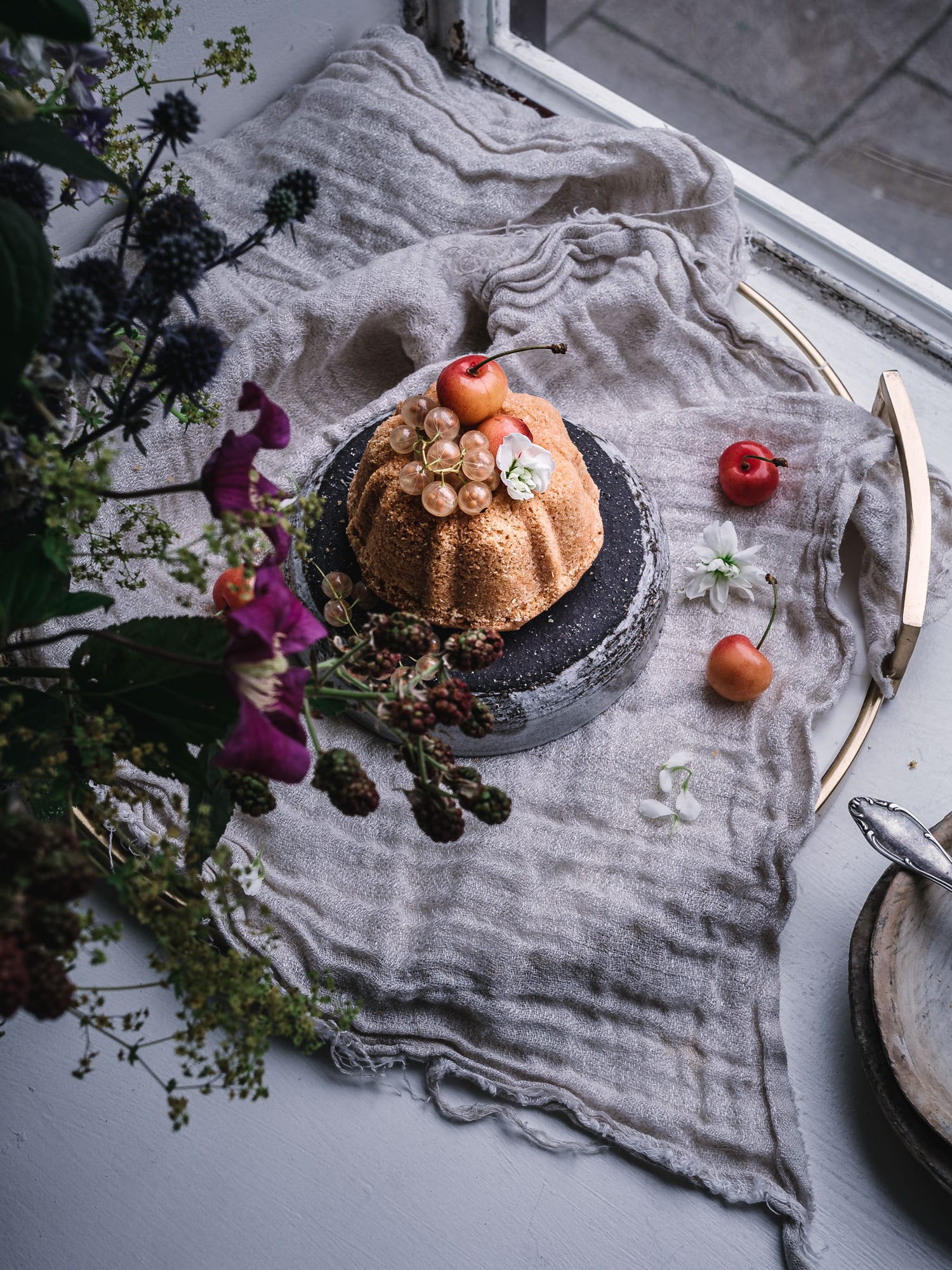Mini Gugelhupf von oben. Zuckerfrei, vegan, einfach gesund backen.