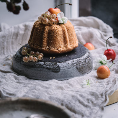 Mini Gugelhupf mit Apfelmus. Zuckerfrei und vegan.