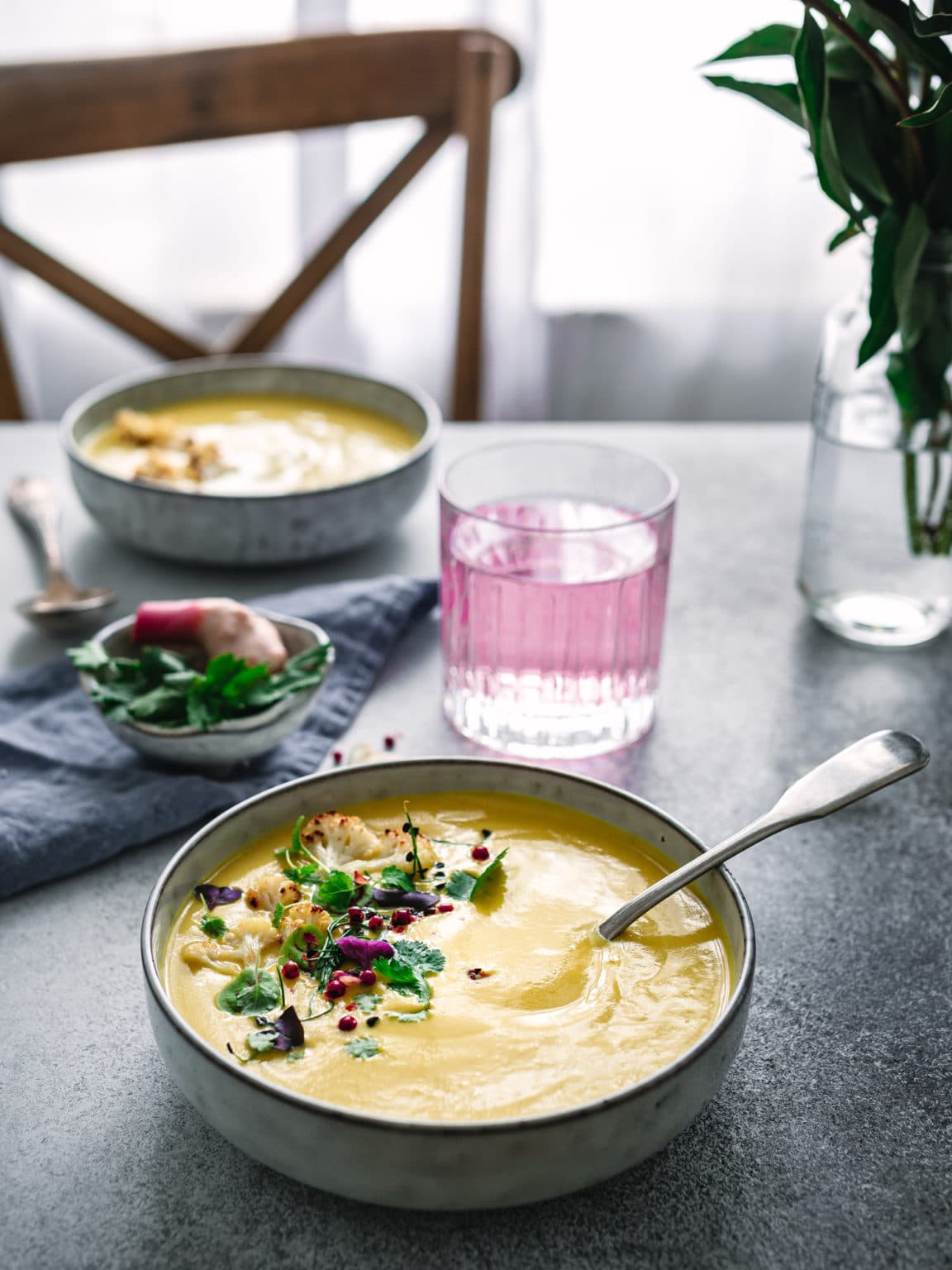 Ayurvedische Kokossuppe mit geröstetem Blumenkohl und Kurkuma