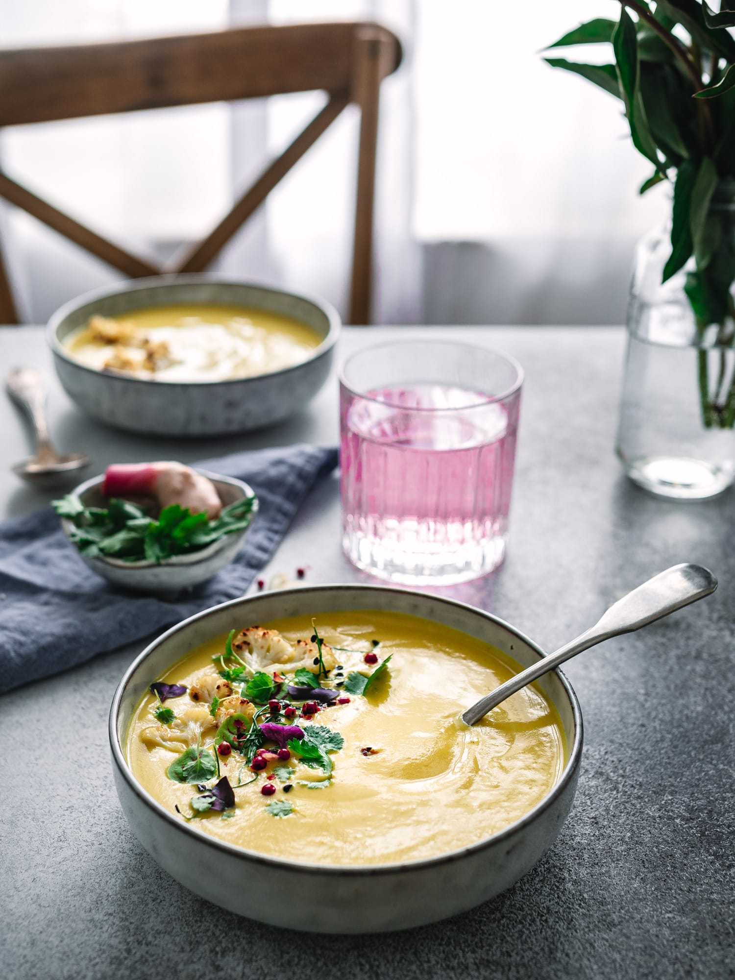 Kokossuppe mit geröstetem Blumenkohl