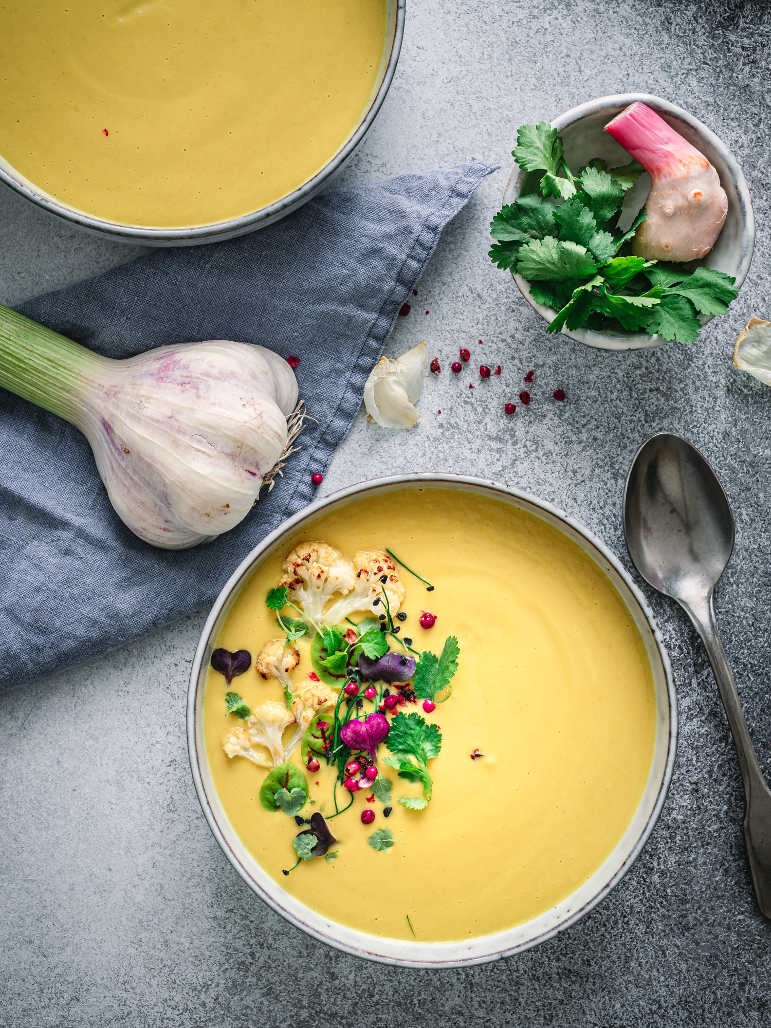 Kokossuppe mit geröstetem Blumenkohl und Kurkuma