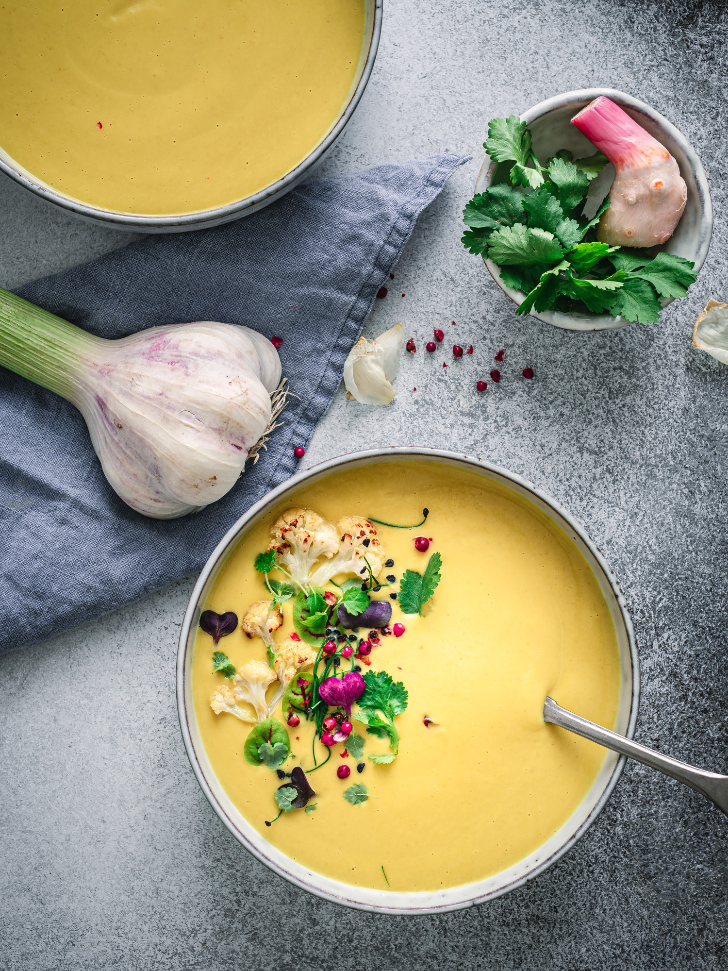 Teller mit ayurvedischer Kokossuppe
