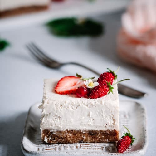 Rohkostkuchen Stück mit wilden Erdbeeren