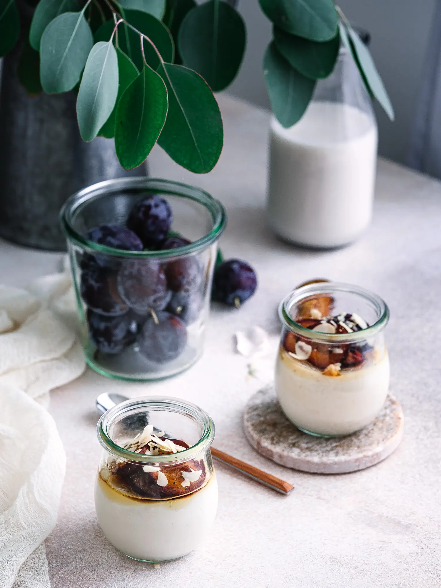 Mandelpudding, Zwetschgen, Mandelmilch