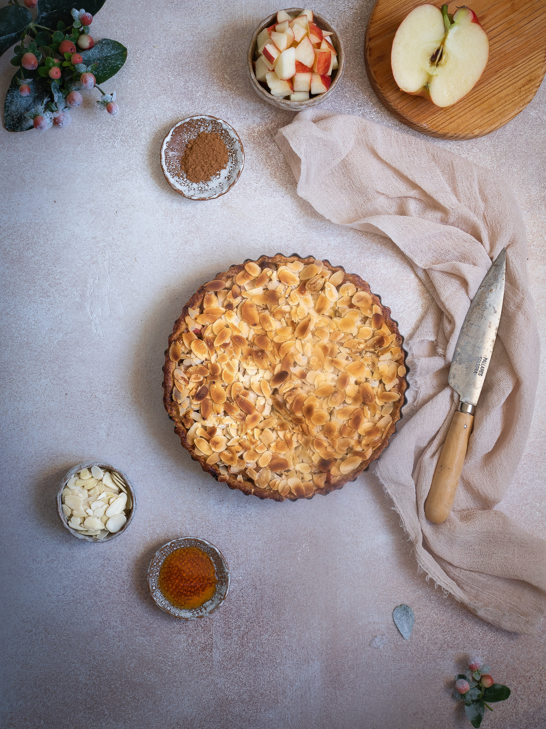 Apfelkuchen mit Marzipan. Einfach, saftig und mit Mandeln. Schneller Apfelkuchen. Vegan, Gesund, mit Zimt. @happymoodfood