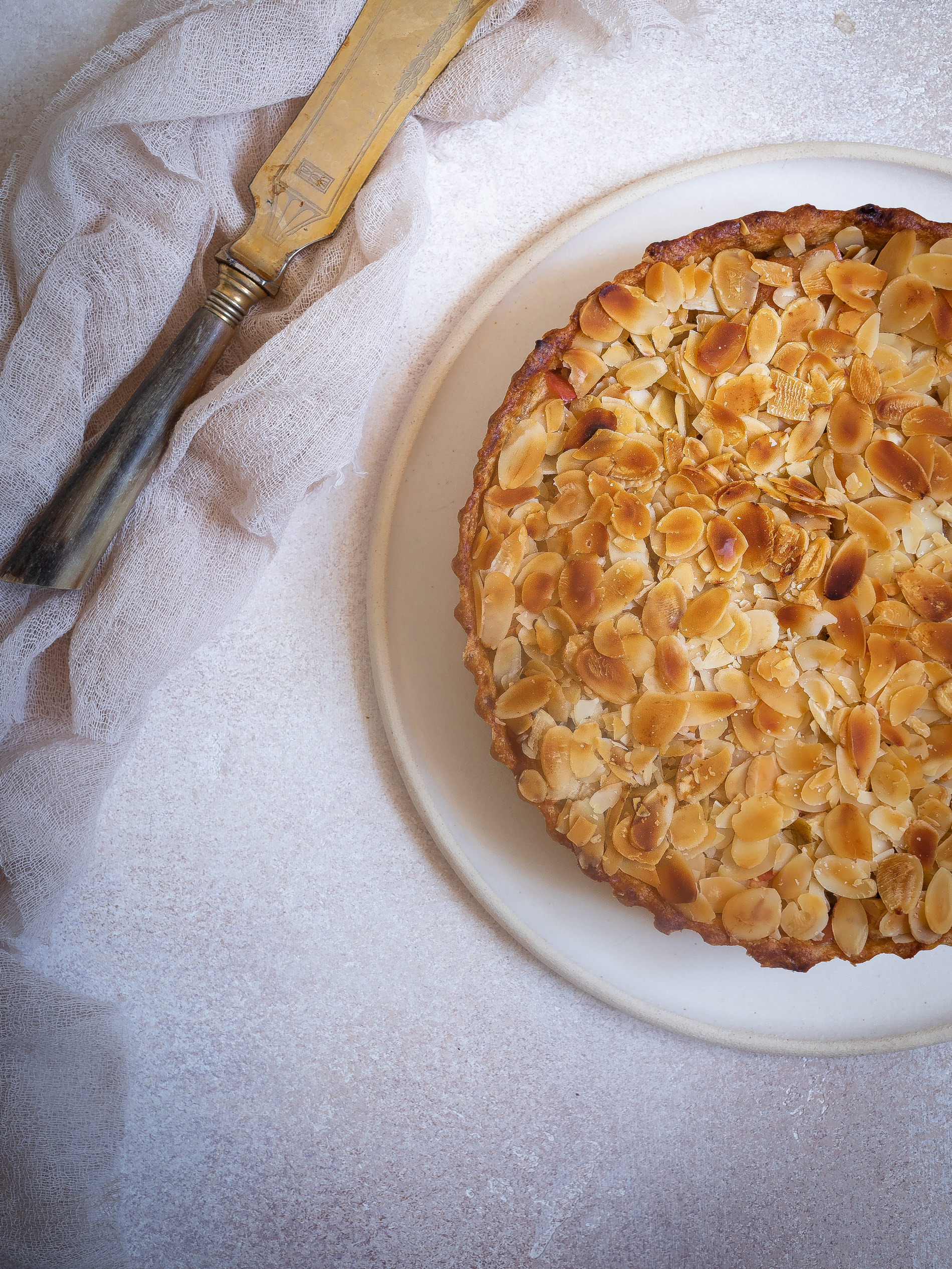 Apfelkuchen mit Marzipan. Einfach, saftig und mit Mandeln. Schneller Apfelkuchen. Vegan, Gesund, mit Zimt. @happymoodfood