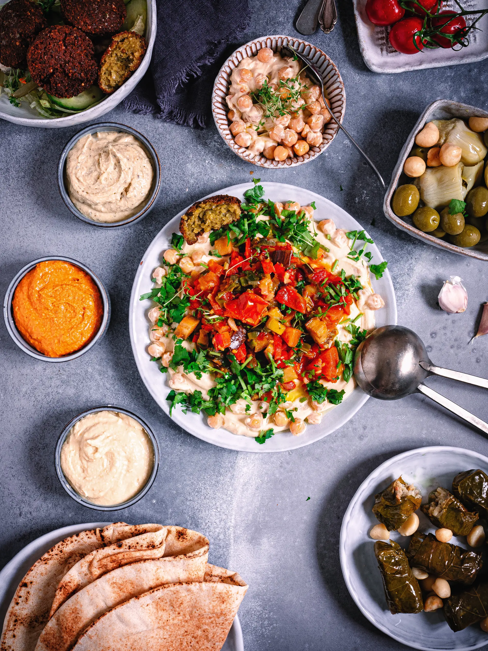 Veganes Shakshuka mit Hummus. Shakshuka Rezepte aus Israel. Shakshuka Hummus @happymoodfood