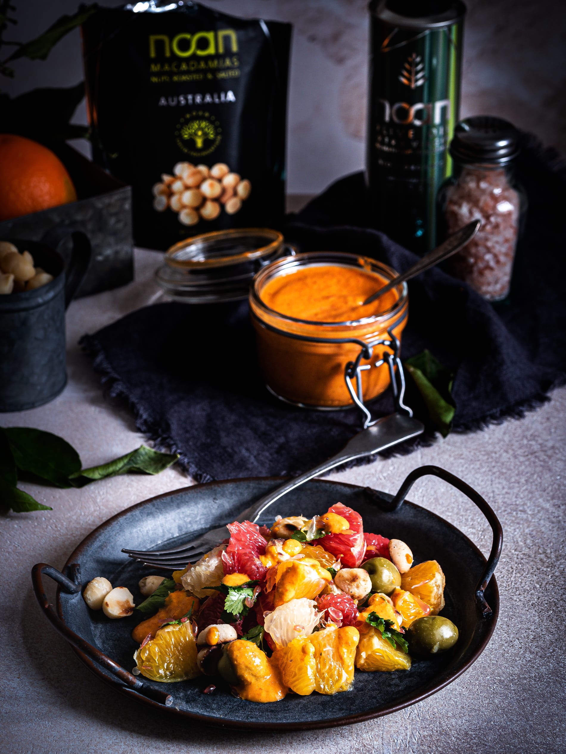 Winterlicher Orangensalat mit selbst gemachtem Harissa, grünen Oliven ...