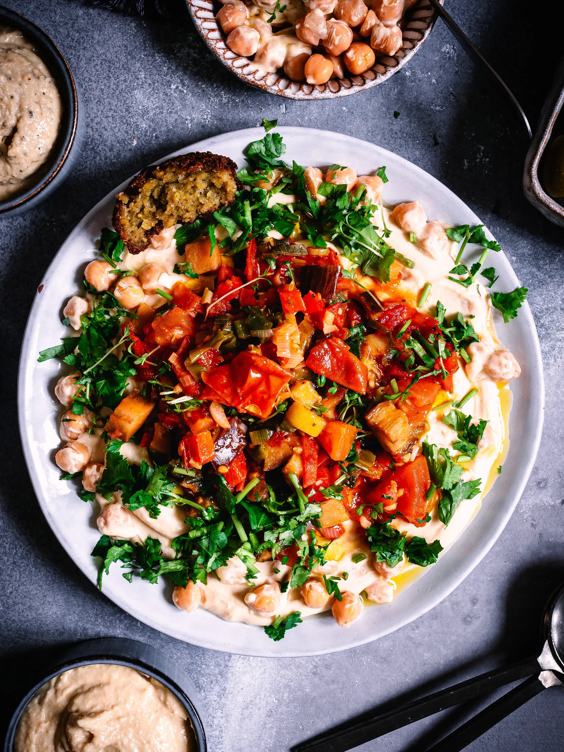 Veganes Shakshuka mit Hummus. Shakshuka Rezepte aus Israel