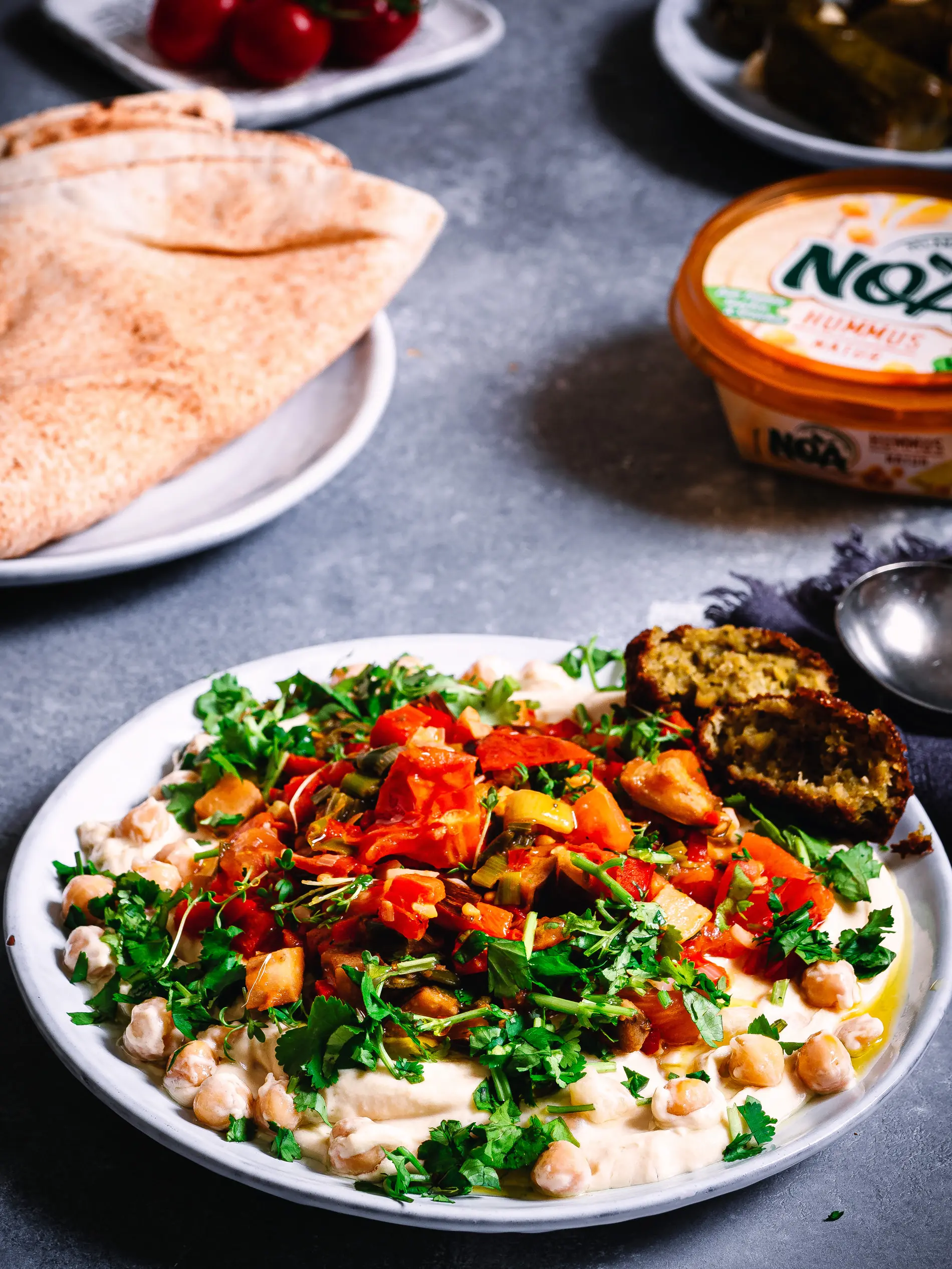 Teller mit veganem Shakshuka und Hummus