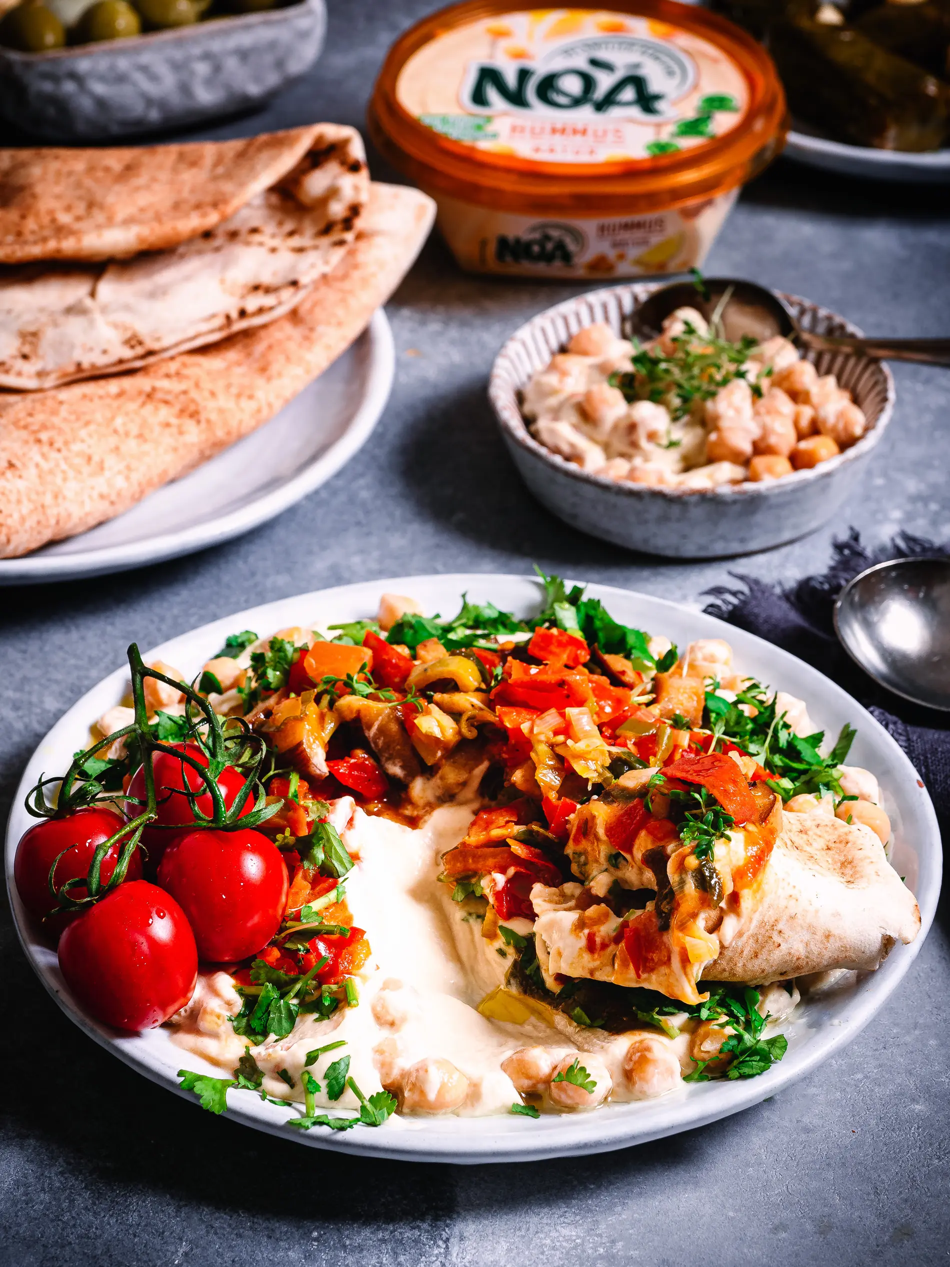 Teller mit veganem Shakshuka und Hummus